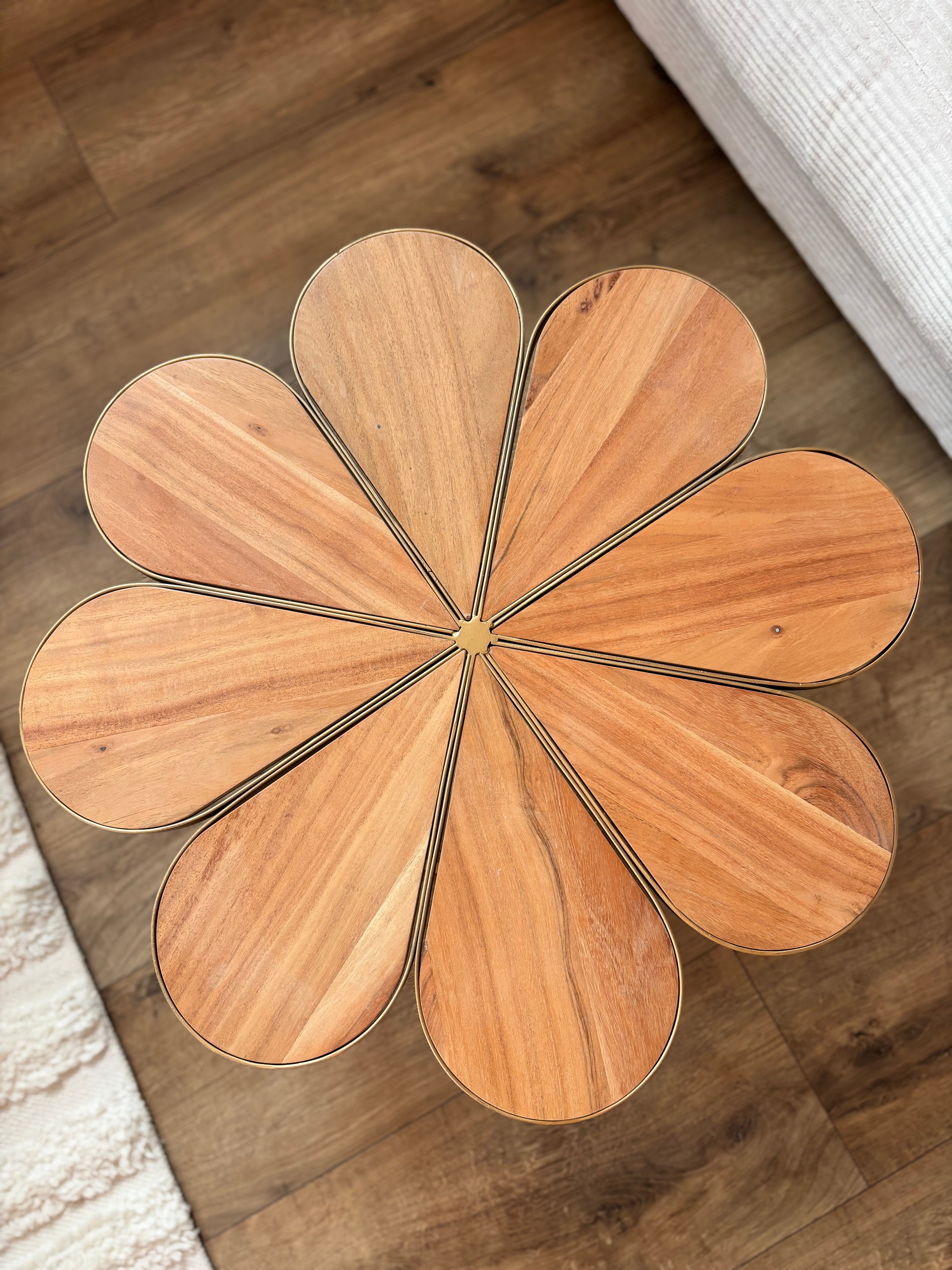 Couchtisch „Flower Power“ – Ø 70 cm, Akazie & Messingoptik