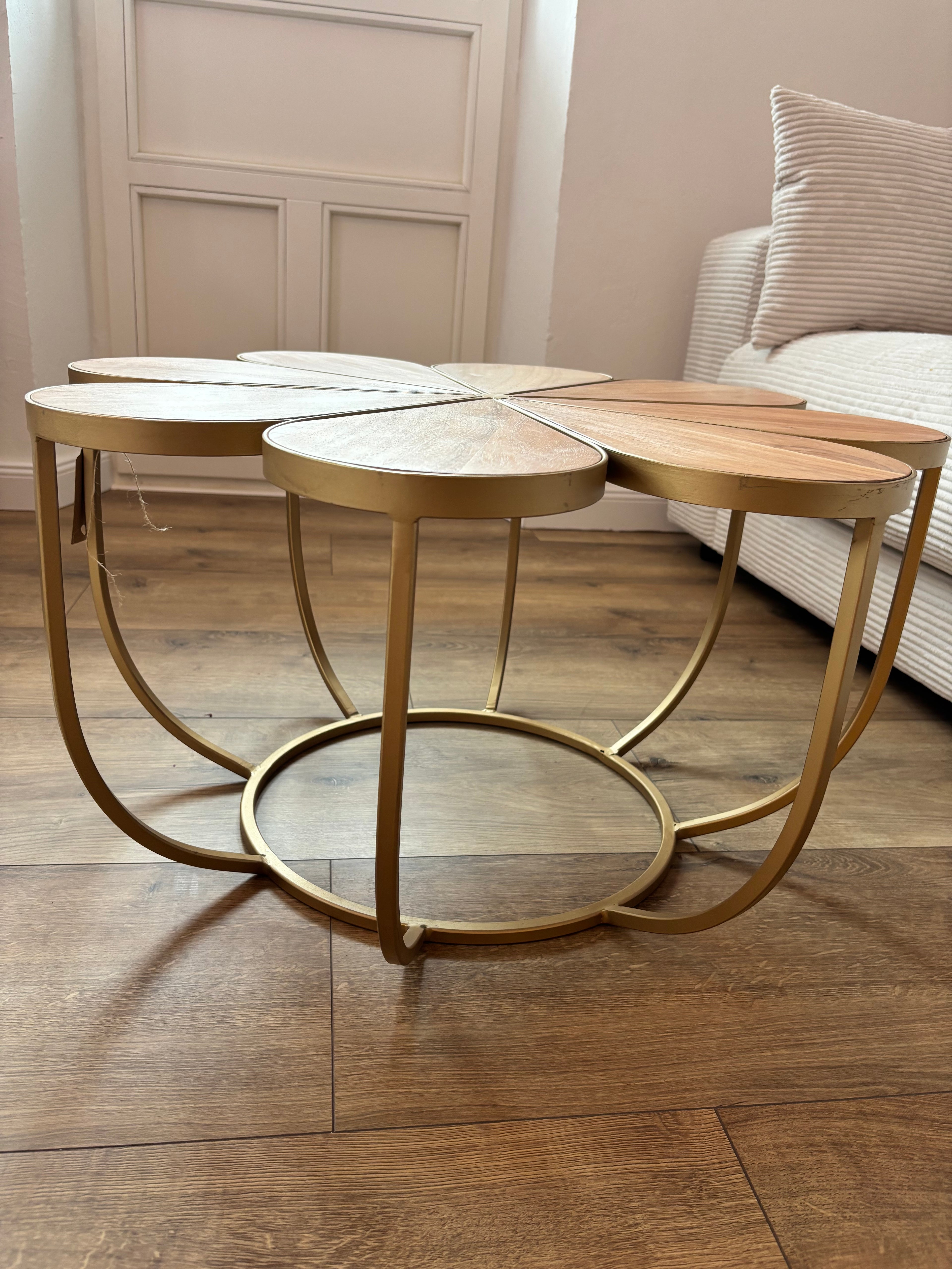 Couchtisch „Flower Power“ – Ø 70 cm, Akazie & Messingoptik
