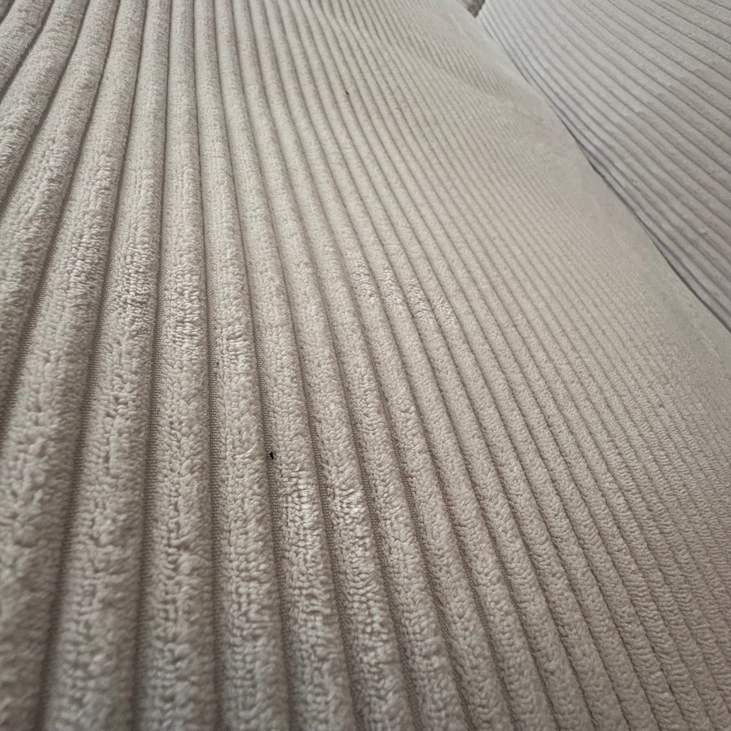 Sofa „Cozy“ in Cord Snow – 290 cm pure Gemütlichkeit! Mit weichen Polstern, extra Sitztiefe und großzügigem Lounge-Feeling wird es zum ultimativen Rückzugsort in deinem Wohnzimmer.
