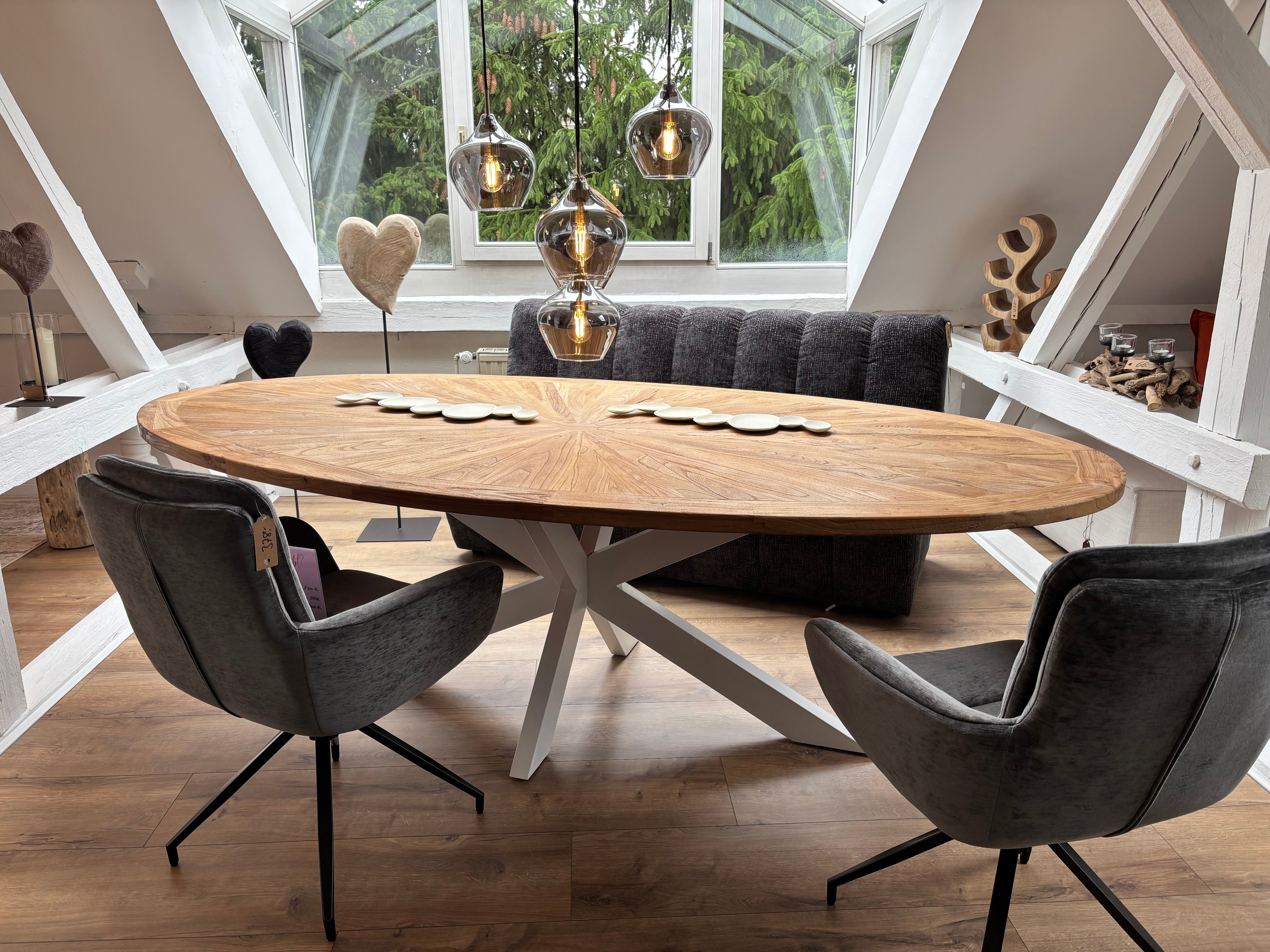 Esstisch aus recycelter Ulme – 254 × 135 cm, weißes Metallgestell, jedes Stück ein Unikat