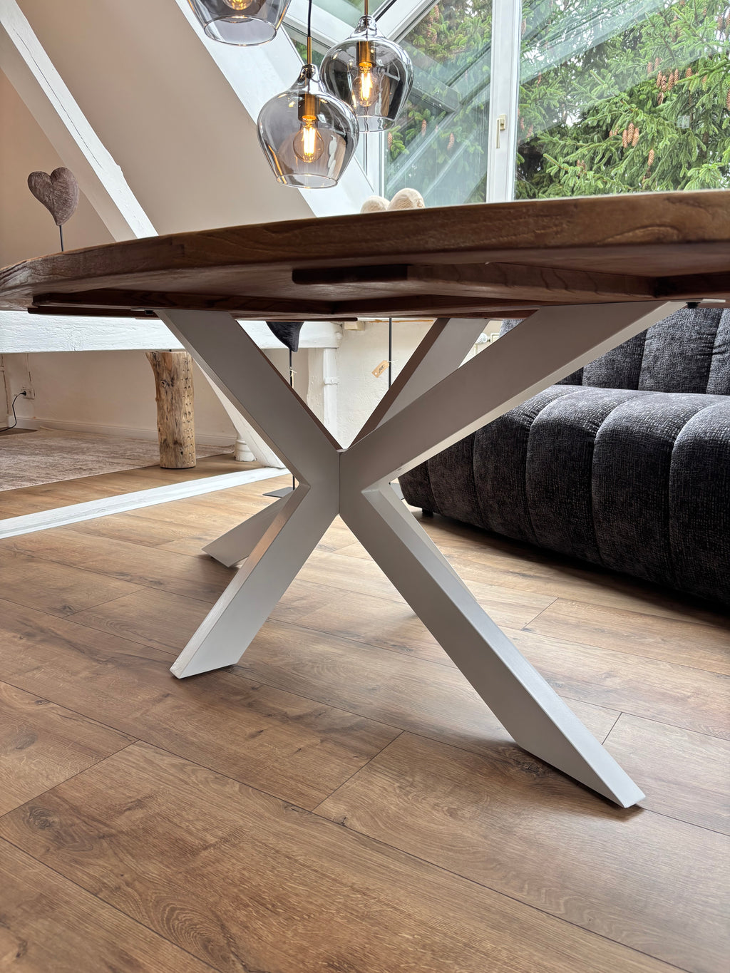 Esstisch aus recycelter Ulme – 254 × 135 cm, weißes Metallgestell, jedes Stück ein Unikat