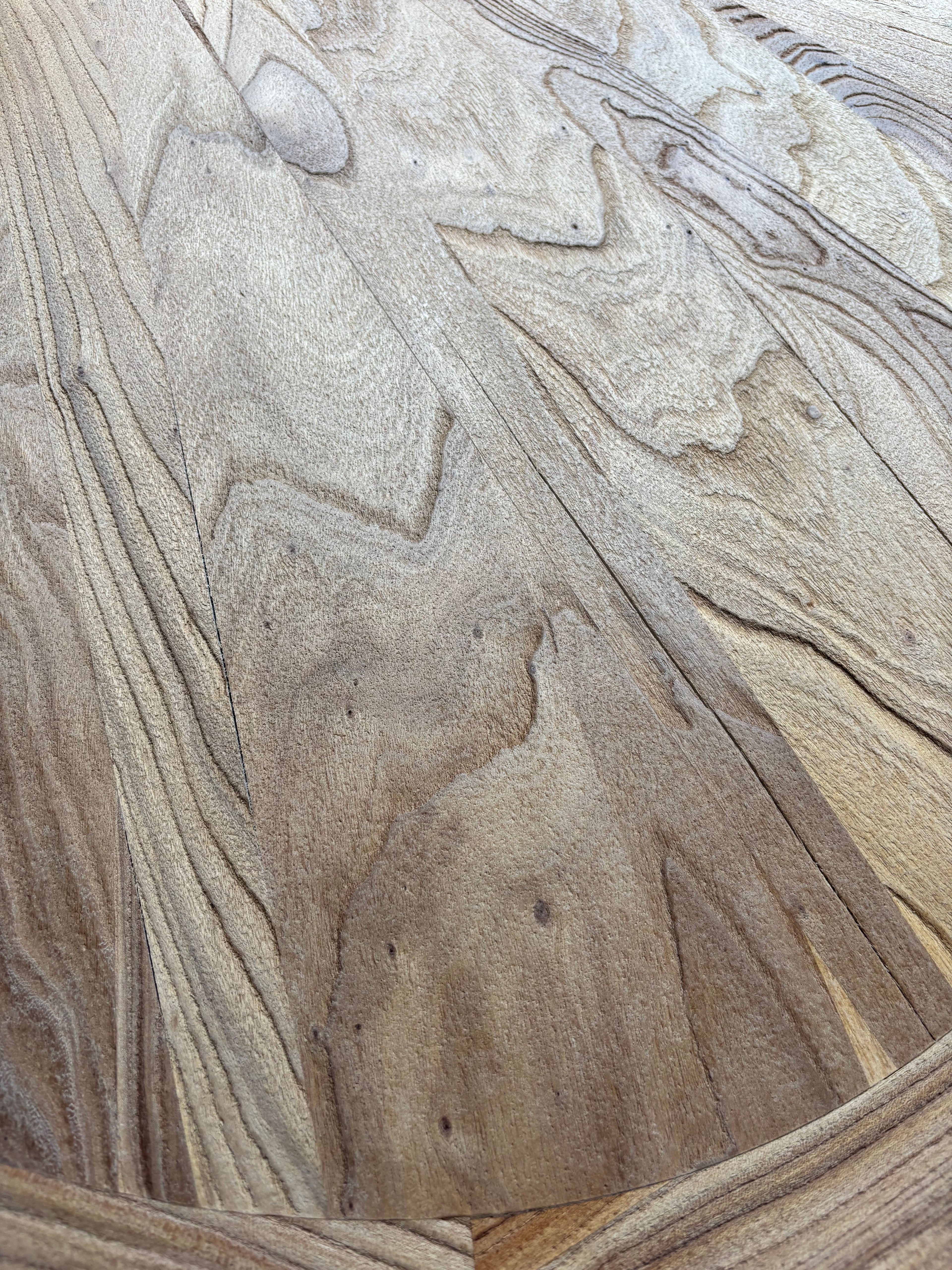 Esstisch aus recycelter Ulme – 254 × 135 cm, weißes Metallgestell, jedes Stück ein Unikat