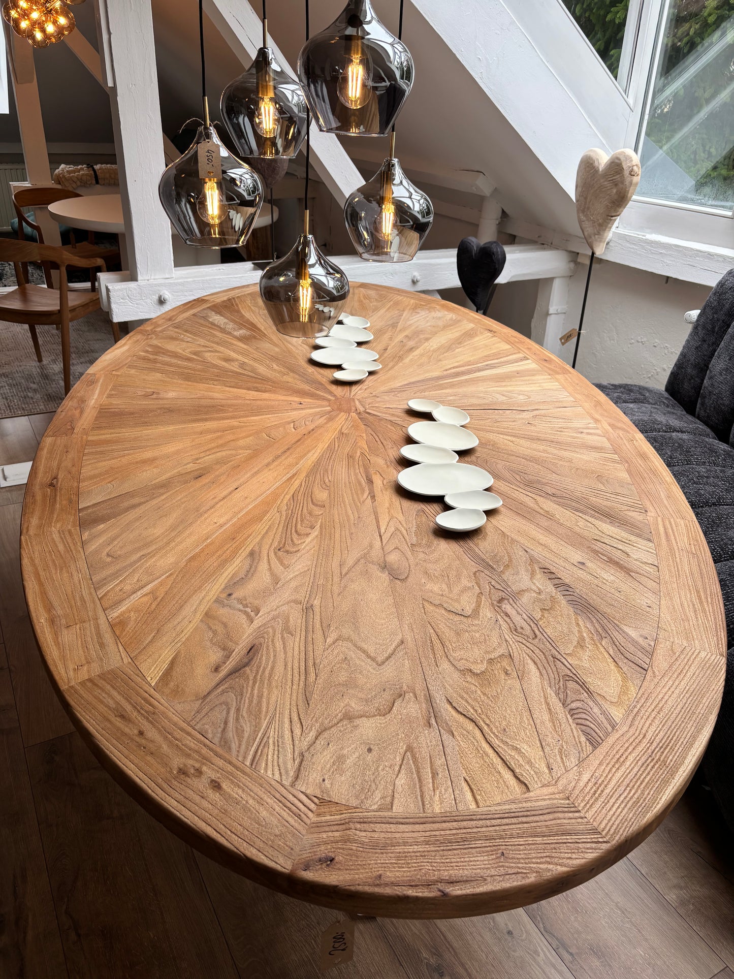 Esstisch aus recycelter Ulme – 254 × 135 cm, weißes Metallgestell, jedes Stück ein Unikat