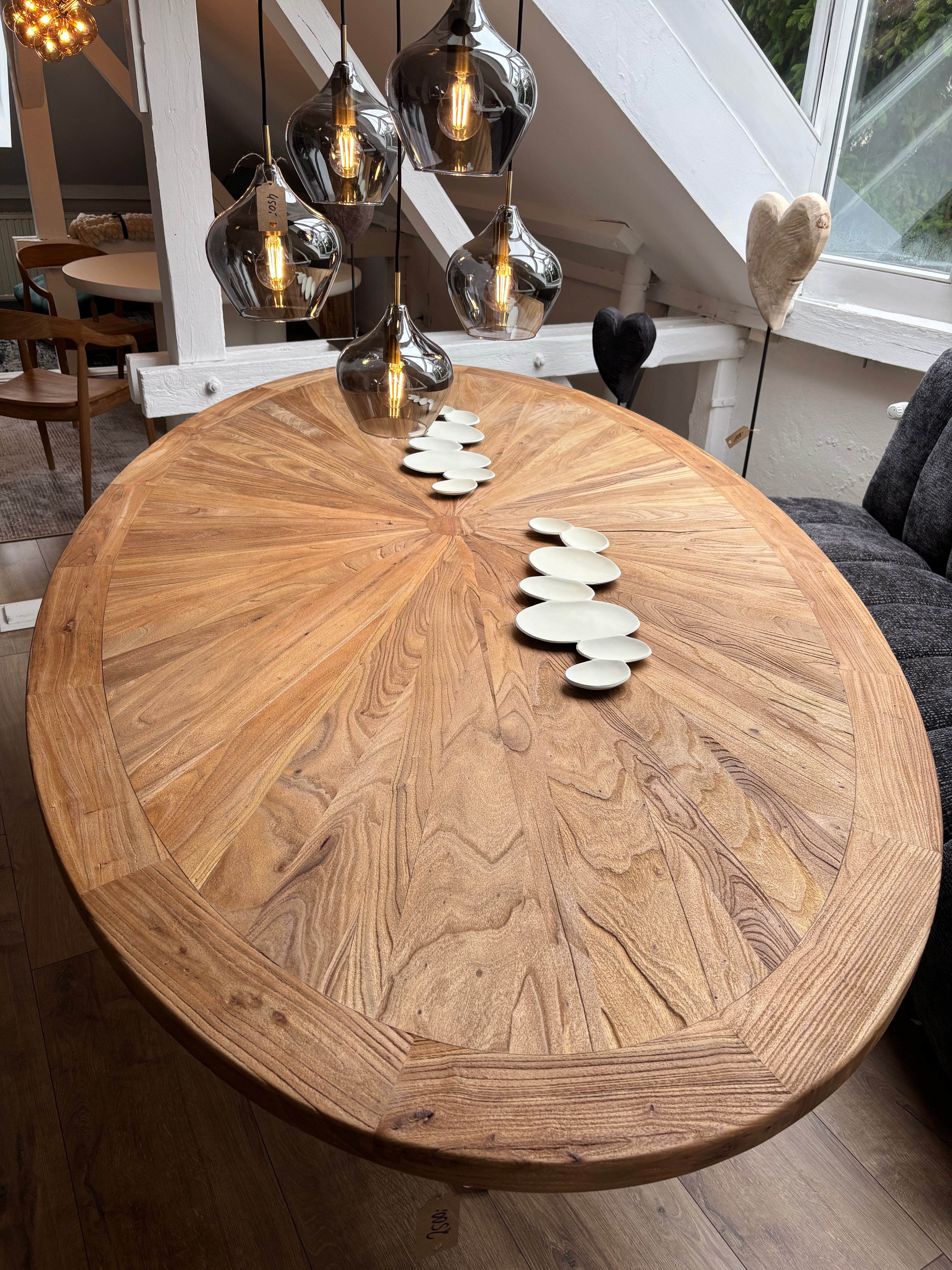 Esstisch aus recycelter Ulme – 254 × 135 cm, weißes Metallgestell, jedes Stück ein Unikat