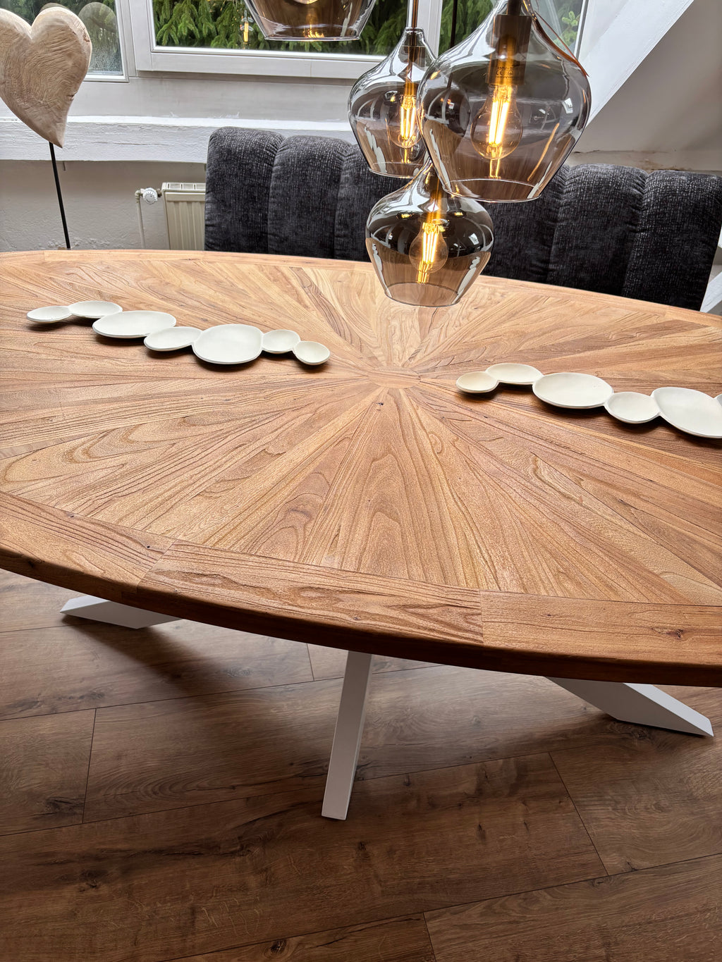 Esstisch aus recycelter Ulme – 254 × 135 cm, weißes Metallgestell, jedes Stück ein Unikat