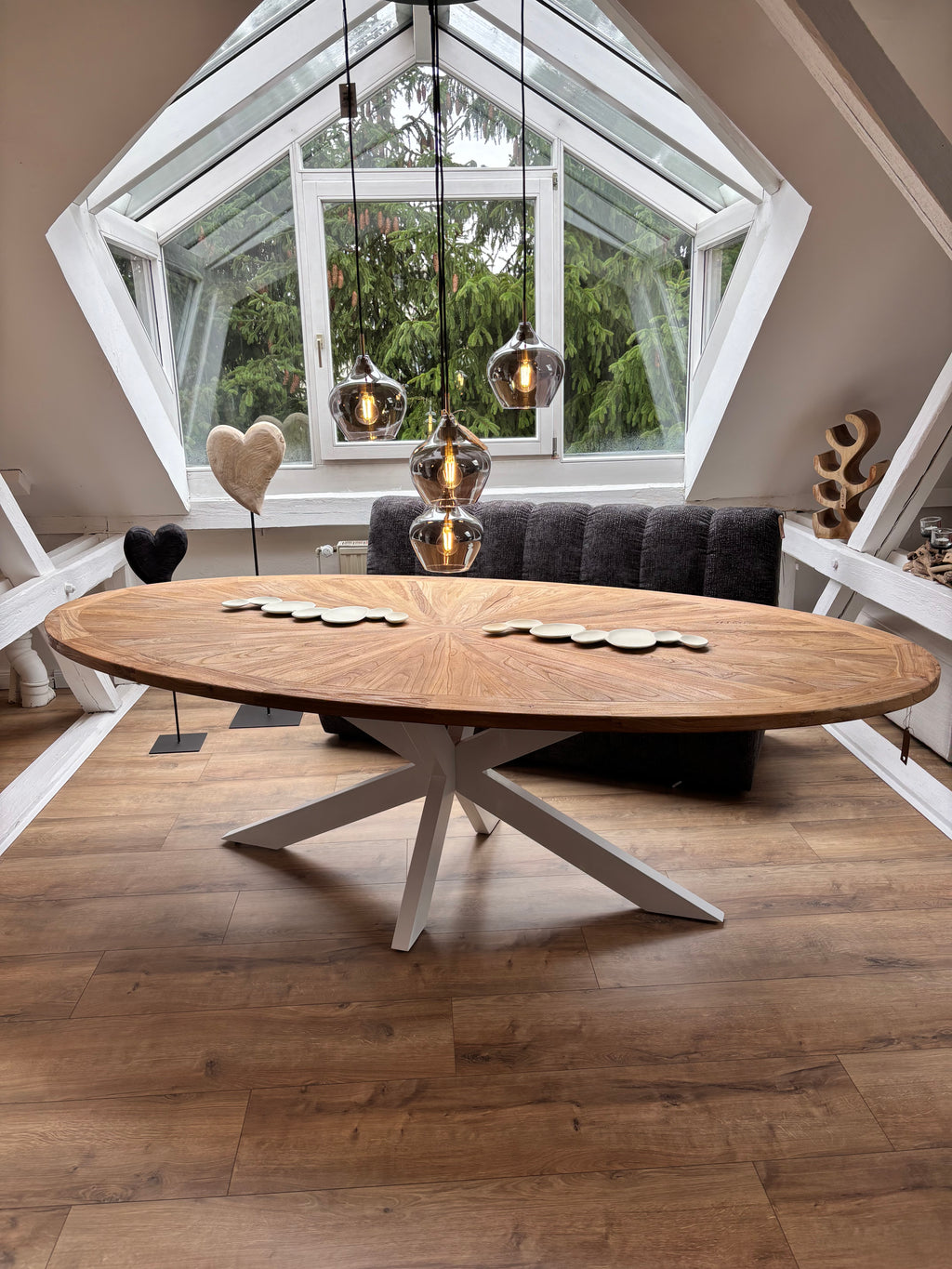 Esstisch aus recycelter Ulme – 254 × 135 cm, weißes Metallgestell, jedes Stück ein Unikat