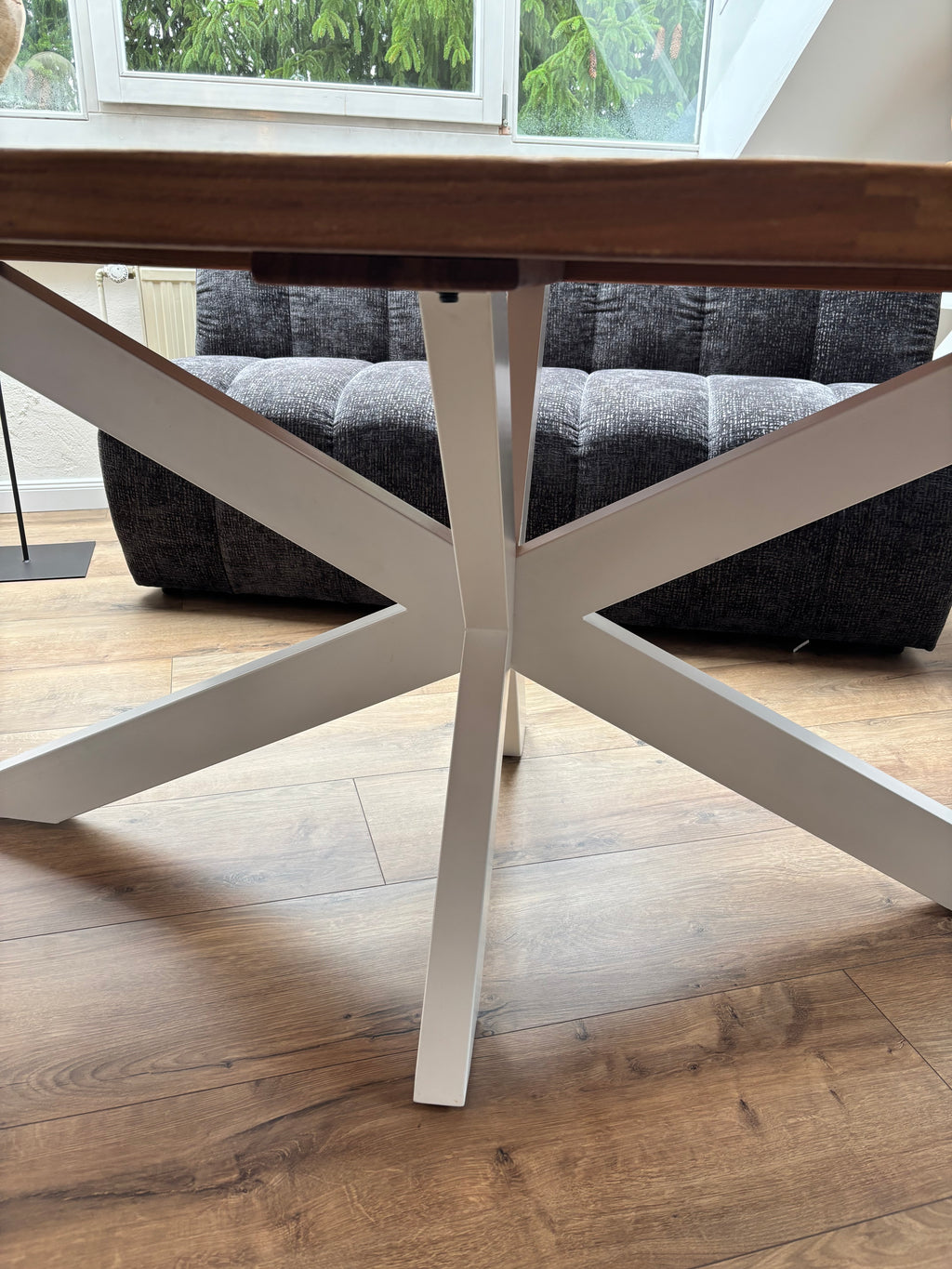 Esstisch aus recycelter Ulme – 254 × 135 cm, weißes Metallgestell, jedes Stück ein Unikat