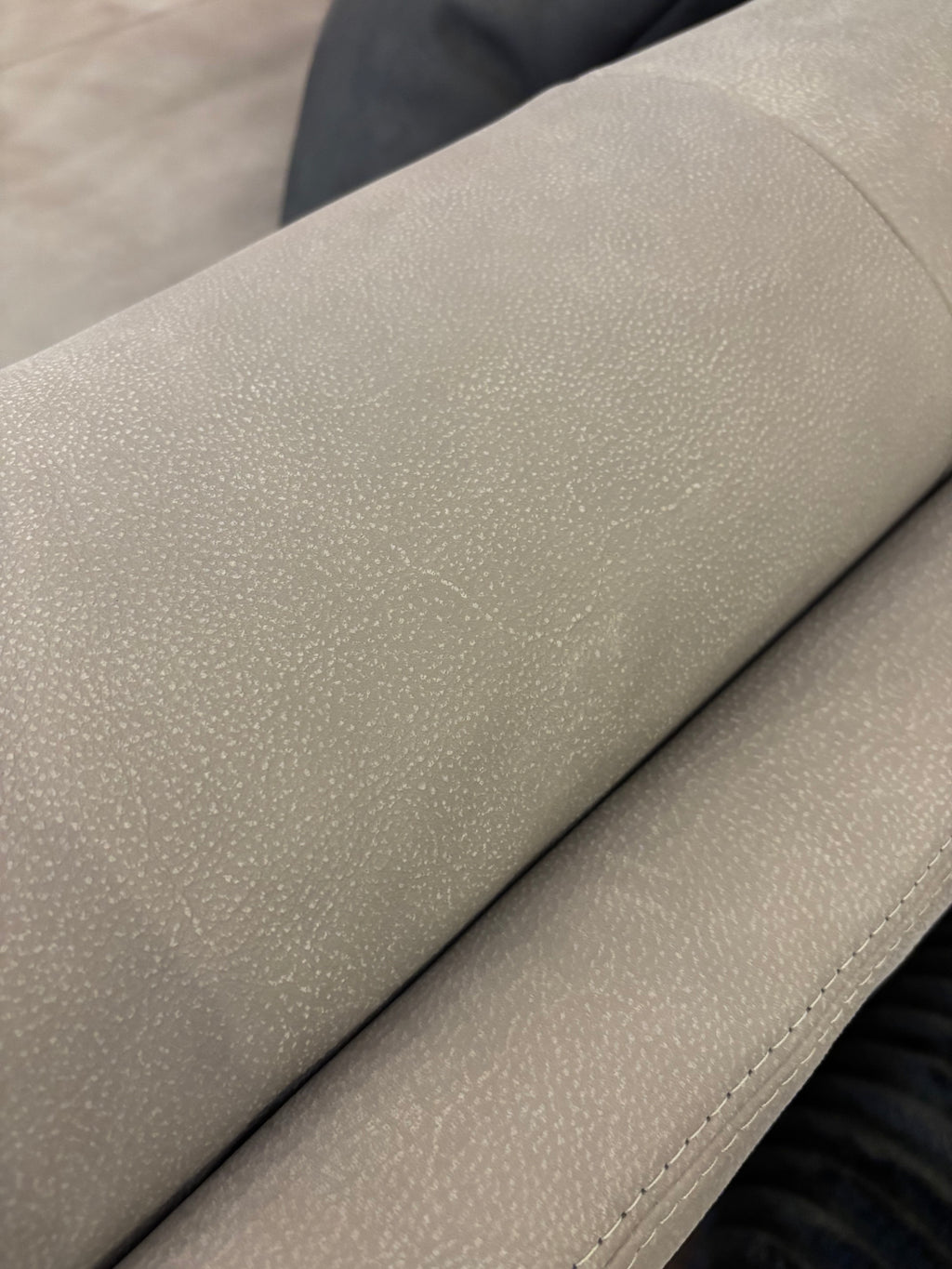 Ledersofa „Mr. Grey“ – luxuriös, soft & modern! Dieses Ausstellungsstück überzeugt mit legerer Polsterung, edlem Lederbezug und extra tiefer Lounge-Sitztiefe – für stilvolle Entspannung mit Charakter.