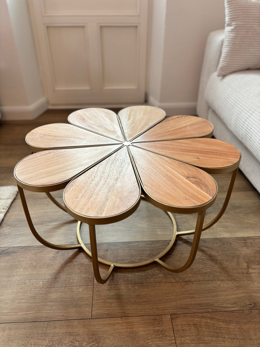 Couchtisch „Flower Power“ – Ø 70 cm, Akazie & Messingoptik