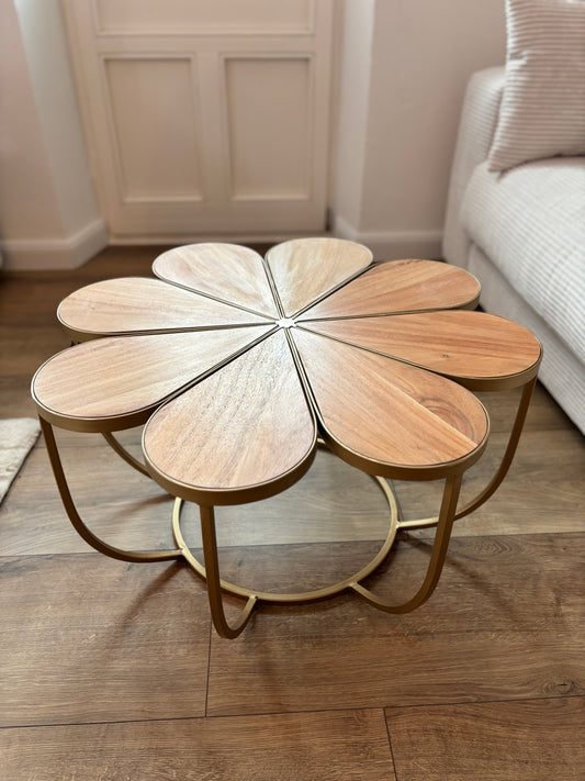 Couchtisch „Flower Power“ – Ø 70 cm, Akazie & Messingoptik