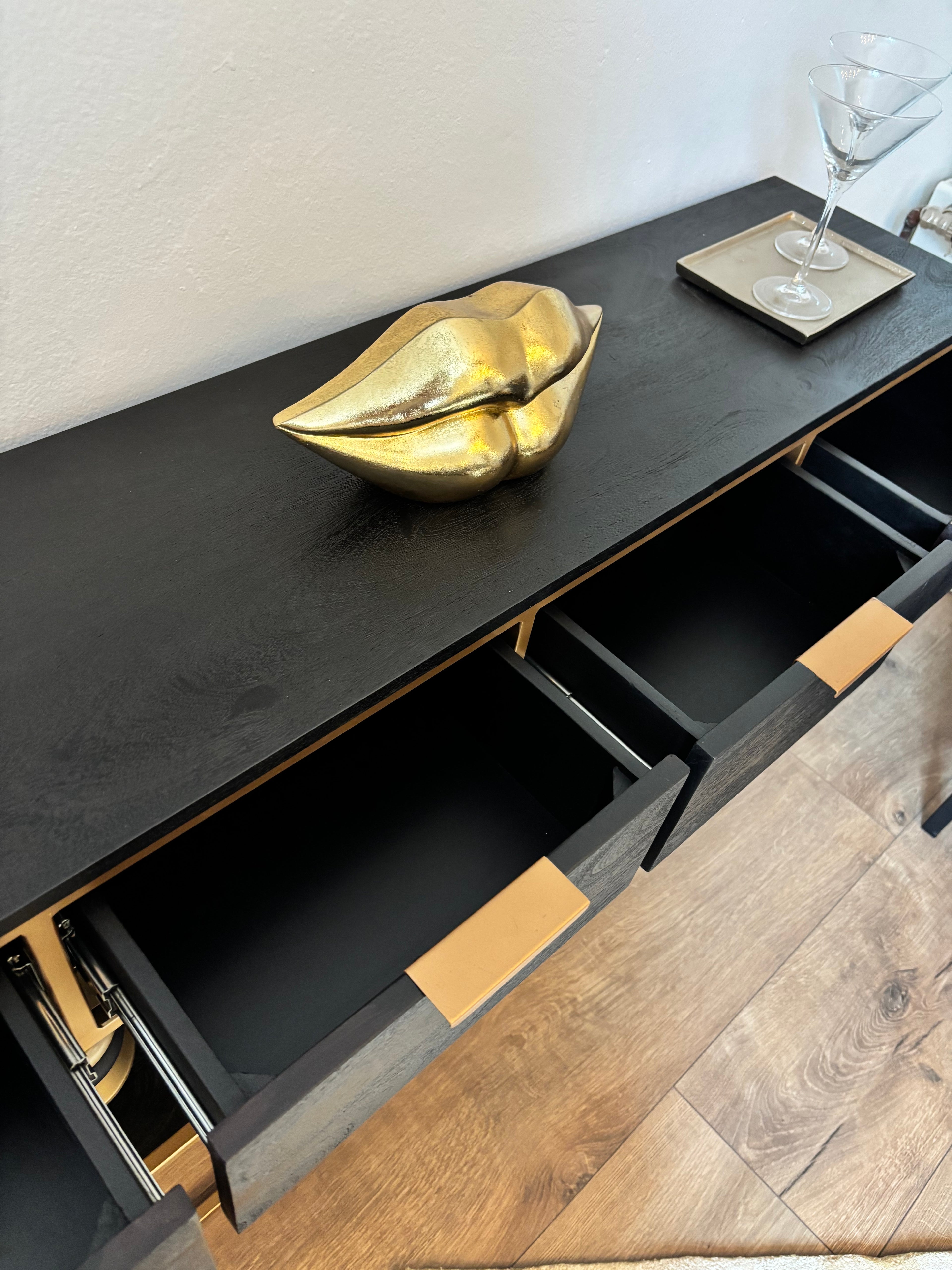 Sideboard – Akazienholz Schwarz/Gold, 141 ×80×33 cm (ohne Deko)