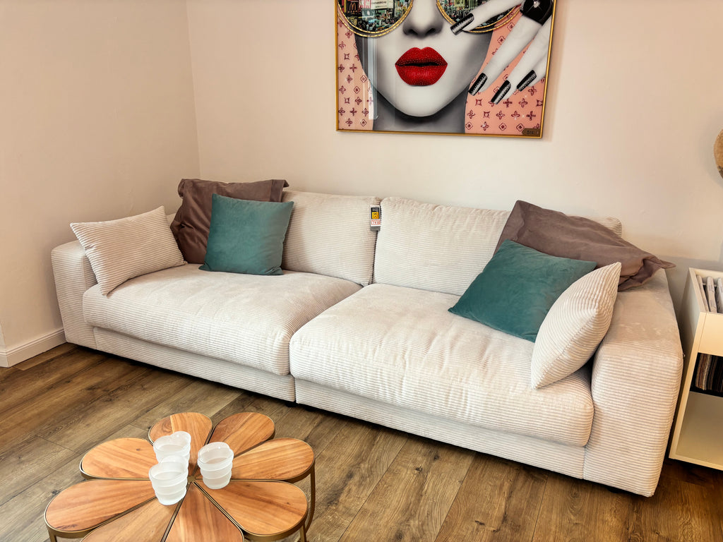 Sofa „Cozy“ in Cord Snow – 290 cm pure Gemütlichkeit! Mit weichen Polstern, extra Sitztiefe und großzügigem Lounge-Feeling wird es zum ultimativen Rückzugsort in deinem Wohnzimmer.