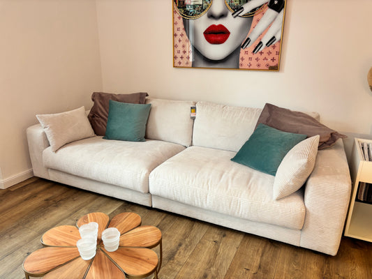 Sofa „Cozy“ in Cord Snow – 290 cm pure Gemütlichkeit! Mit weichen Polstern, extra Sitztiefe und großzügigem Lounge-Feeling wird es zum ultimativen Rückzugsort in deinem Wohnzimmer.