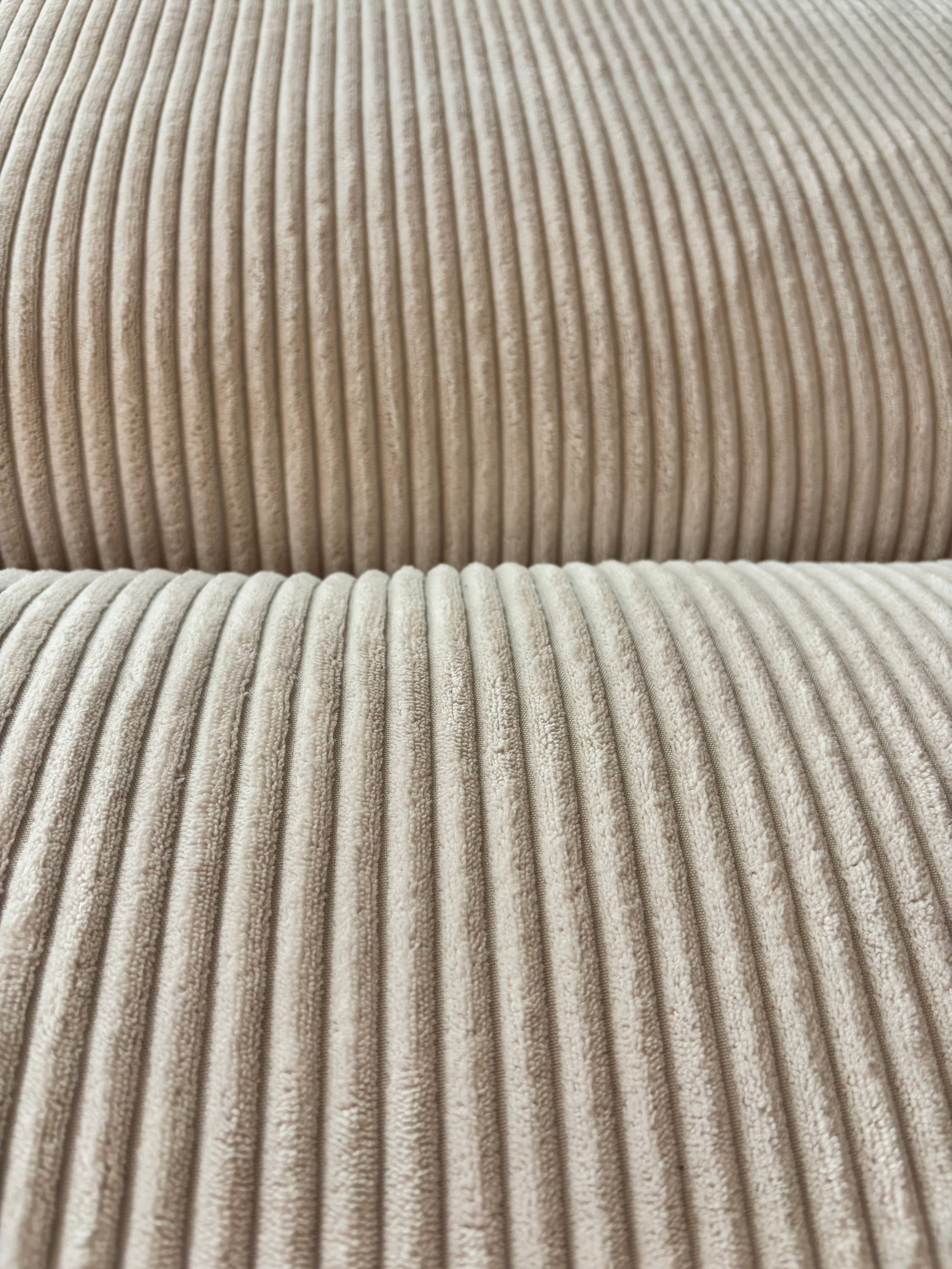 Sofa „Cozy“ in Cord Snow – 290 cm pure Gemütlichkeit! Mit weichen Polstern, extra Sitztiefe und großzügigem Lounge-Feeling wird es zum ultimativen Rückzugsort in deinem Wohnzimmer.