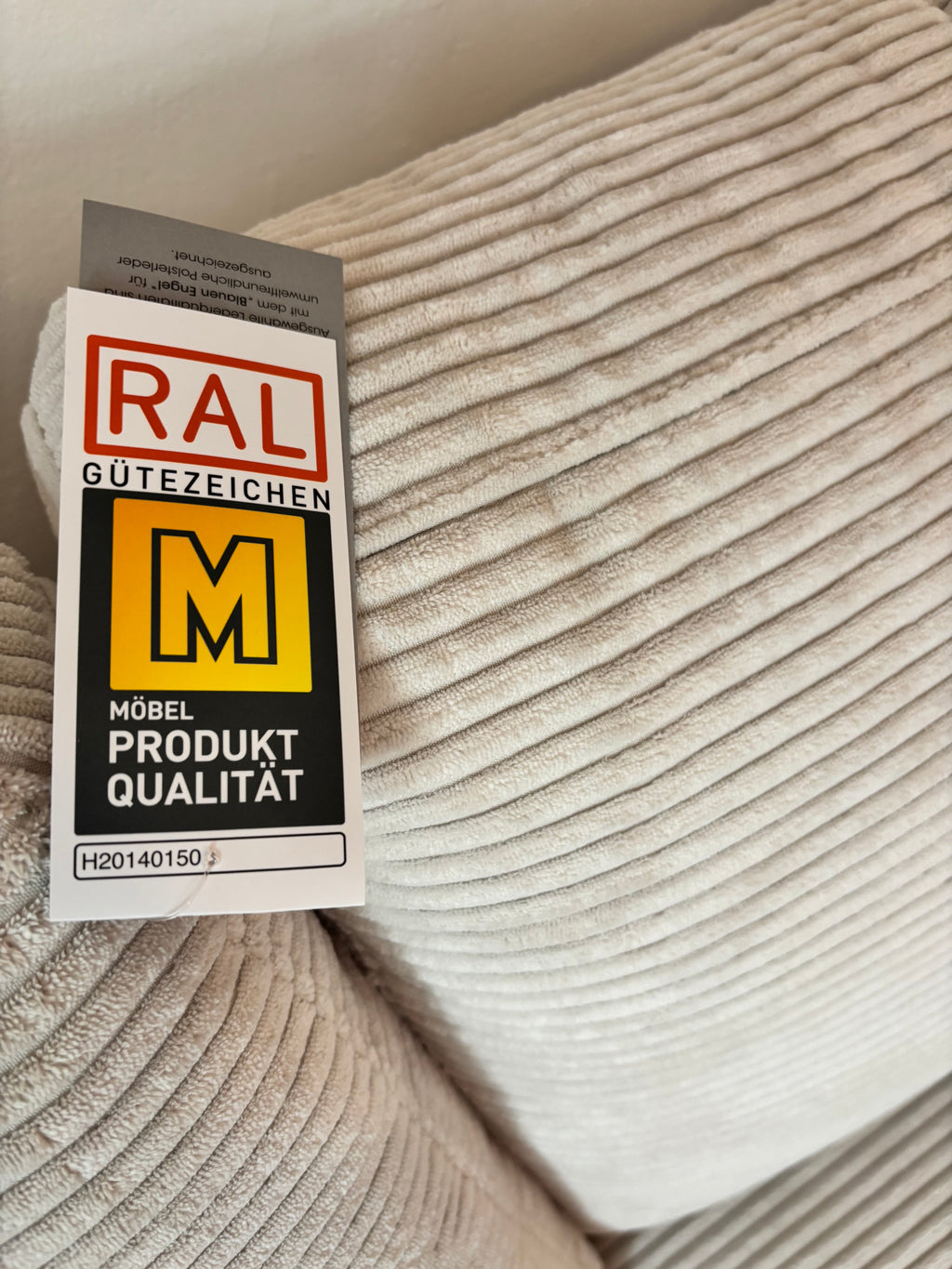 Sofa „Cozy“ in Cord Snow – 290 cm pure Gemütlichkeit! Mit weichen Polstern, extra Sitztiefe und großzügigem Lounge-Feeling wird es zum ultimativen Rückzugsort in deinem Wohnzimmer.