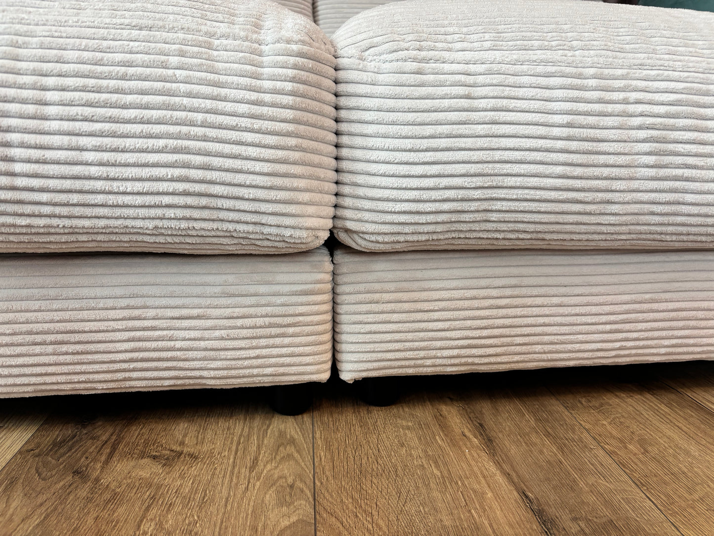 Sofa „Cozy“ in Cord Snow – 290 cm pure Gemütlichkeit! Mit weichen Polstern, extra Sitztiefe und großzügigem Lounge-Feeling wird es zum ultimativen Rückzugsort in deinem Wohnzimmer.