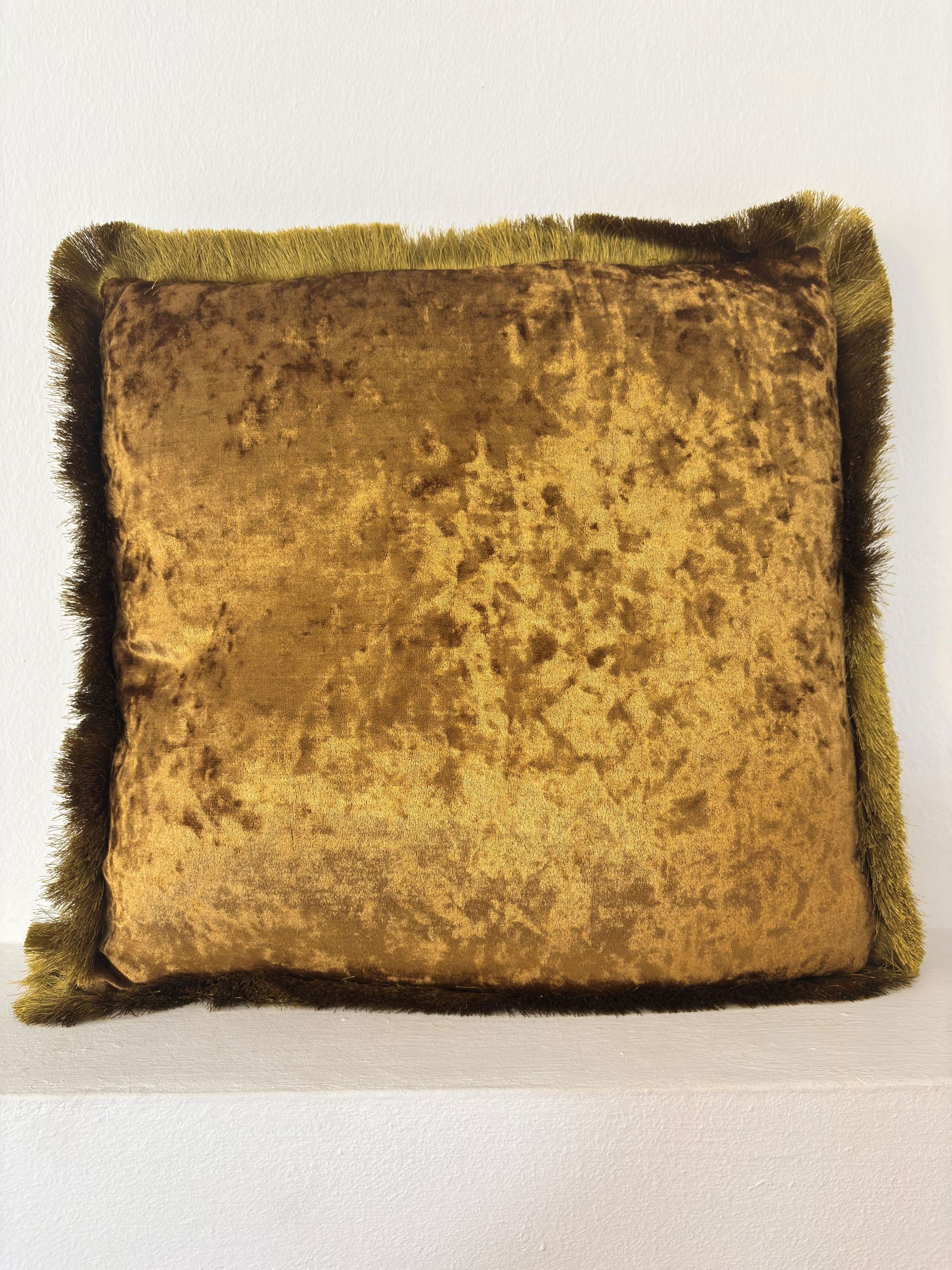 Samtkissen „Golden“ – 45 × 45 cm, Gold mit Fransenkante