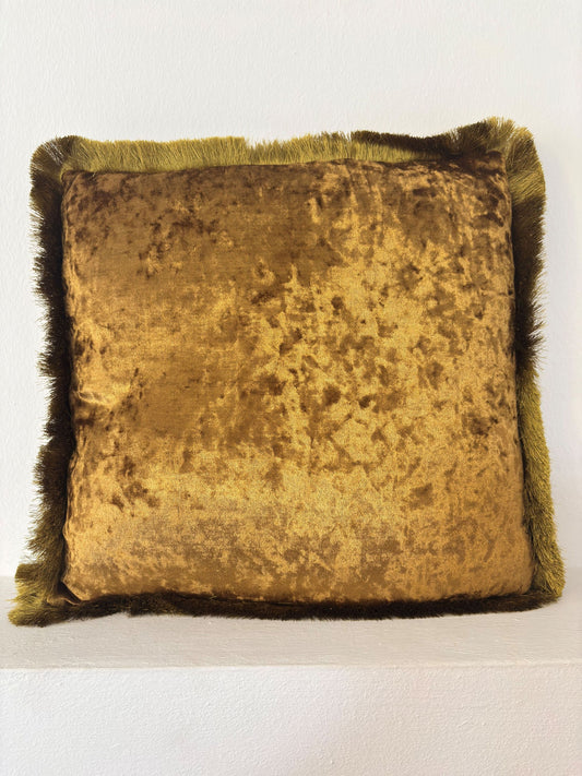 Samtkissen „Golden“ – 45 × 45 cm, Gold mit Fransenkante