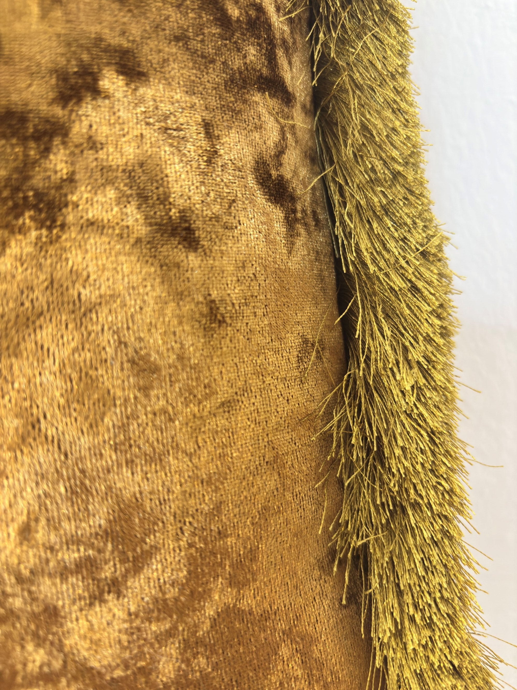 Samtkissen „Golden“ – 45 × 45 cm, Gold mit Fransenkante