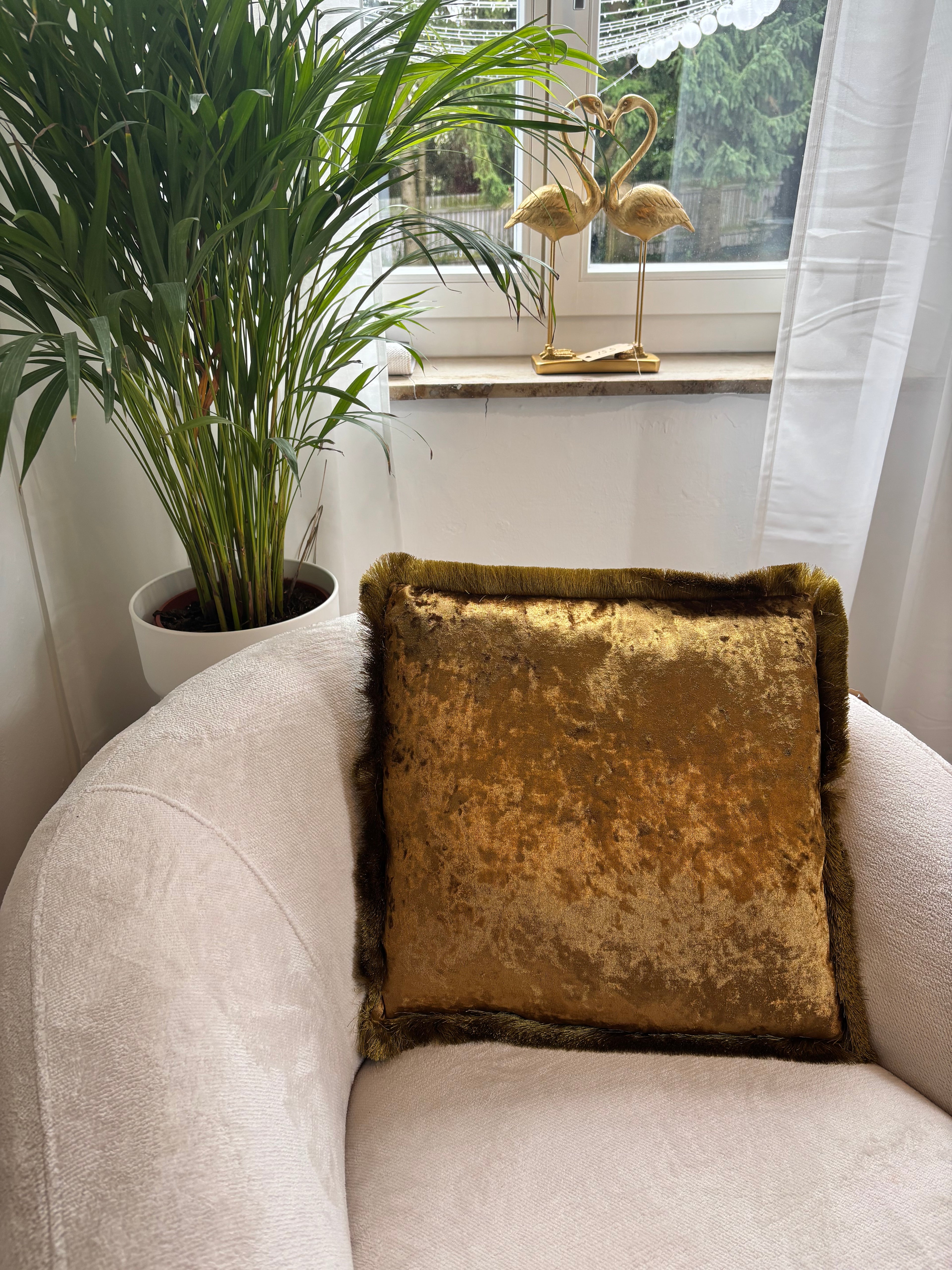 Samtkissen „Golden“ – 45 × 45 cm, Gold mit Fransenkante