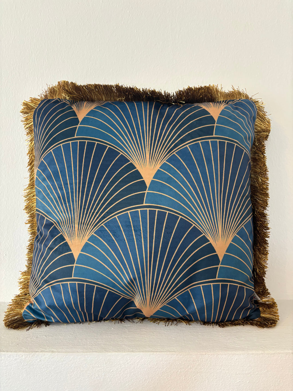 Zierkissen „goldener Pfau“ – 45 × 45 cm, Blau & Gold mit Fransen