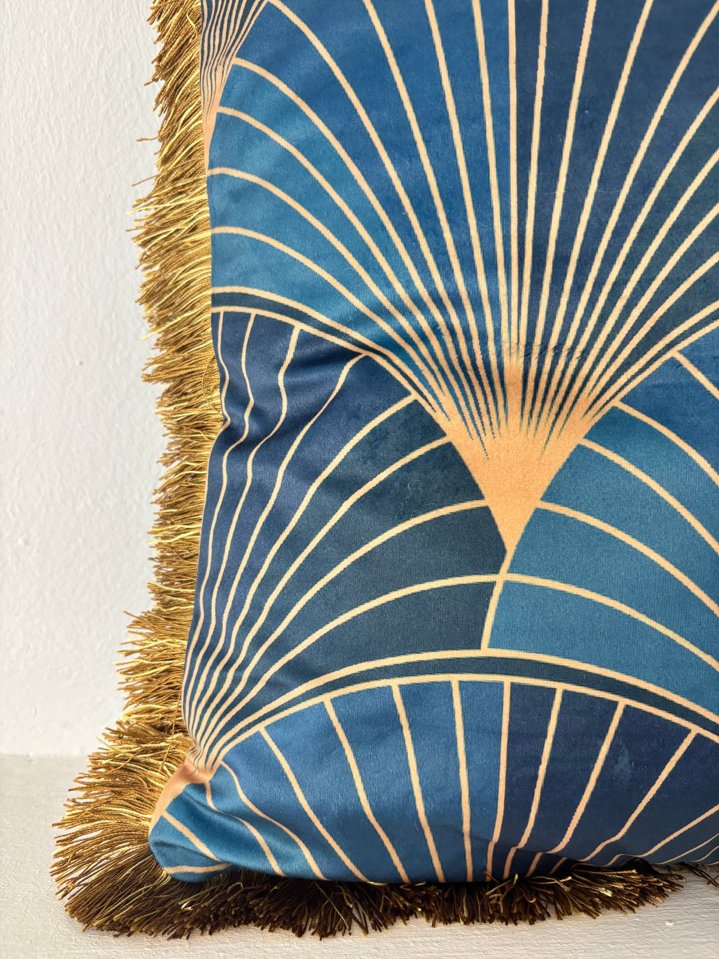 Zierkissen „goldener Pfau“ – 45 × 45 cm, Blau & Gold mit Fransen