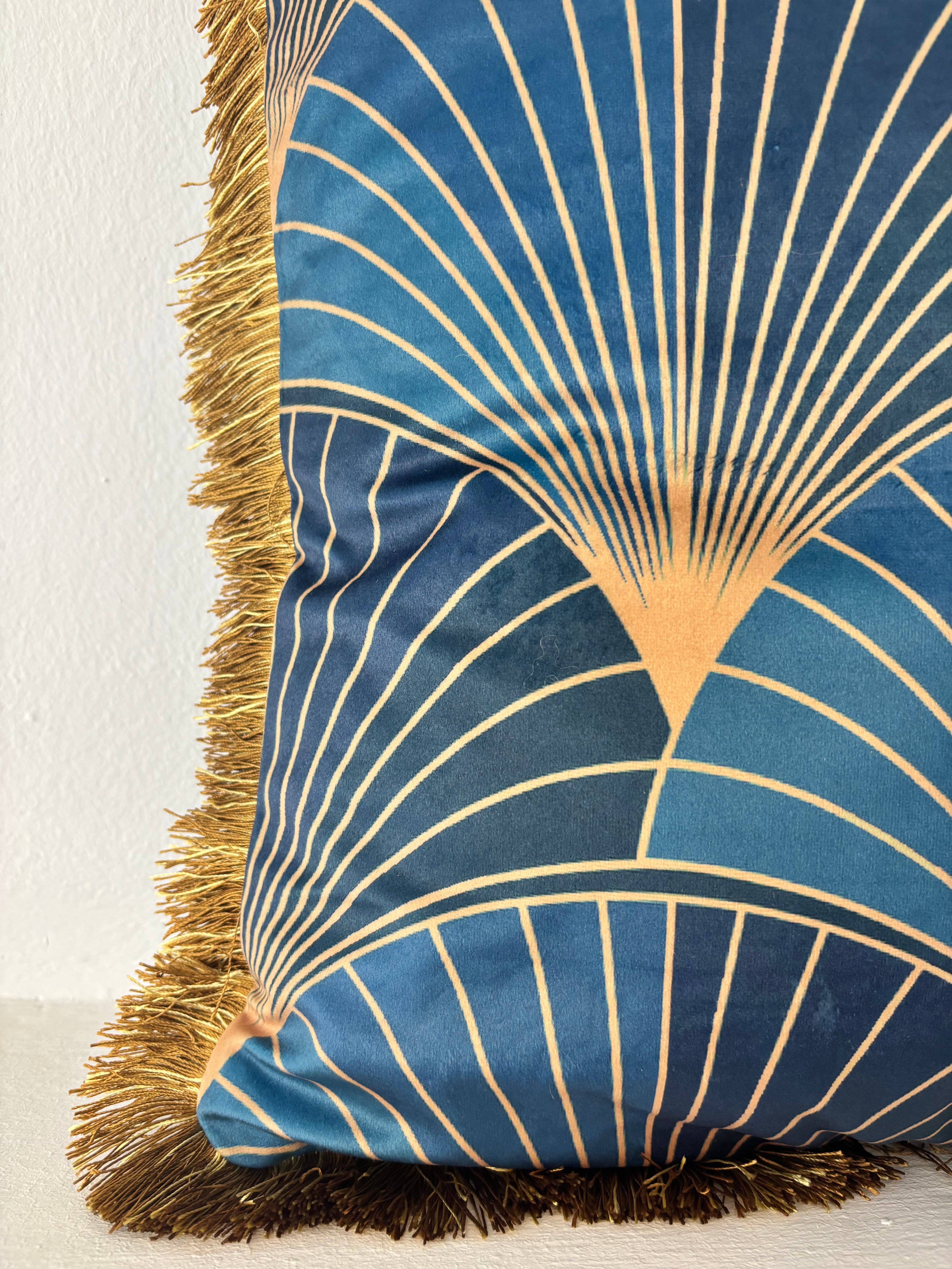 Zierkissen „goldener Pfau“ – 45 × 45 cm, Blau & Gold mit Fransen