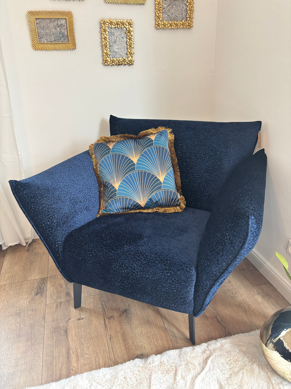 Zierkissen „goldener Pfau“ – 45 × 45 cm, Blau & Gold mit Fransen