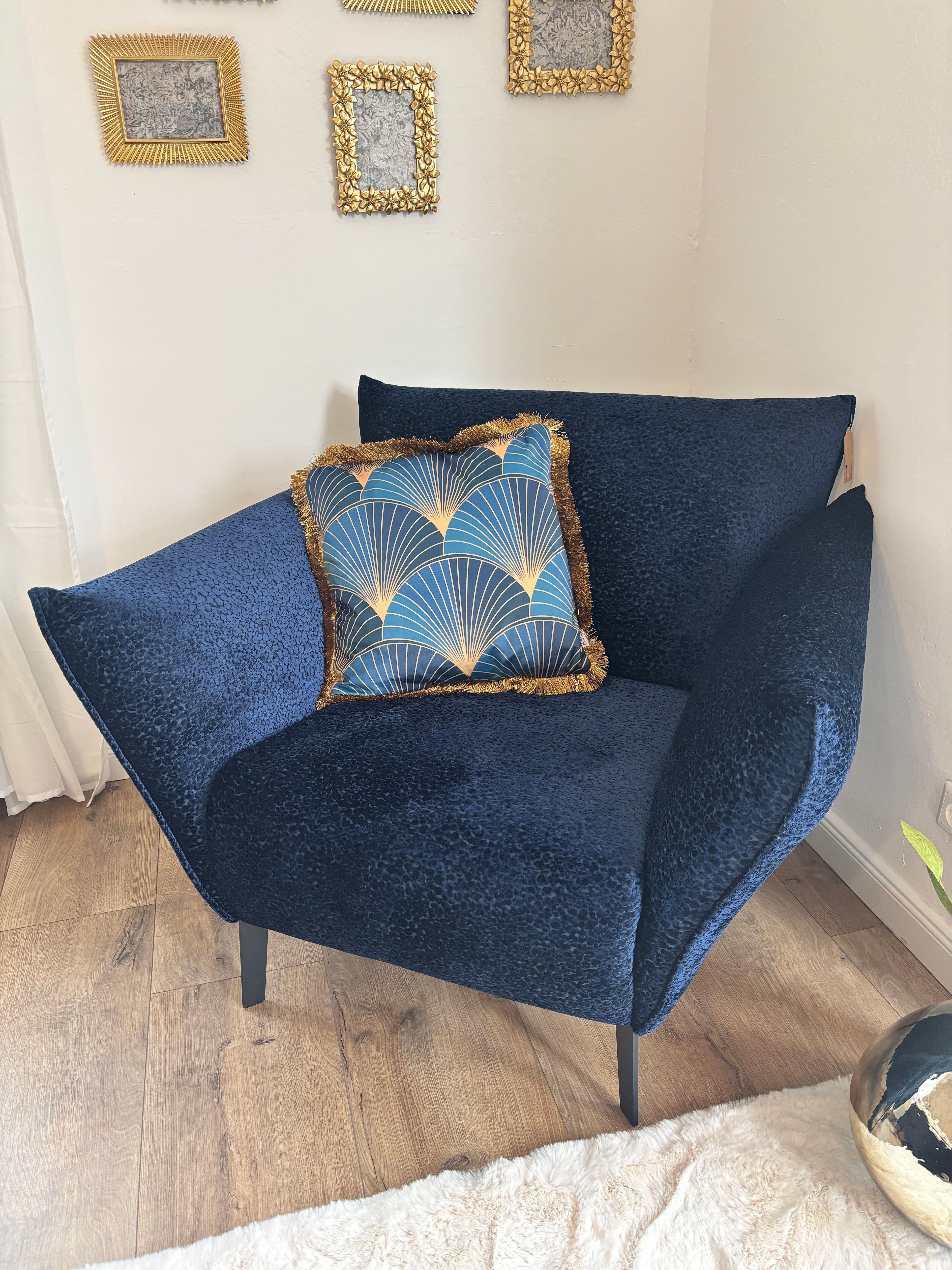 Zierkissen „goldener Pfau“ – 45 × 45 cm, Blau & Gold mit Fransen