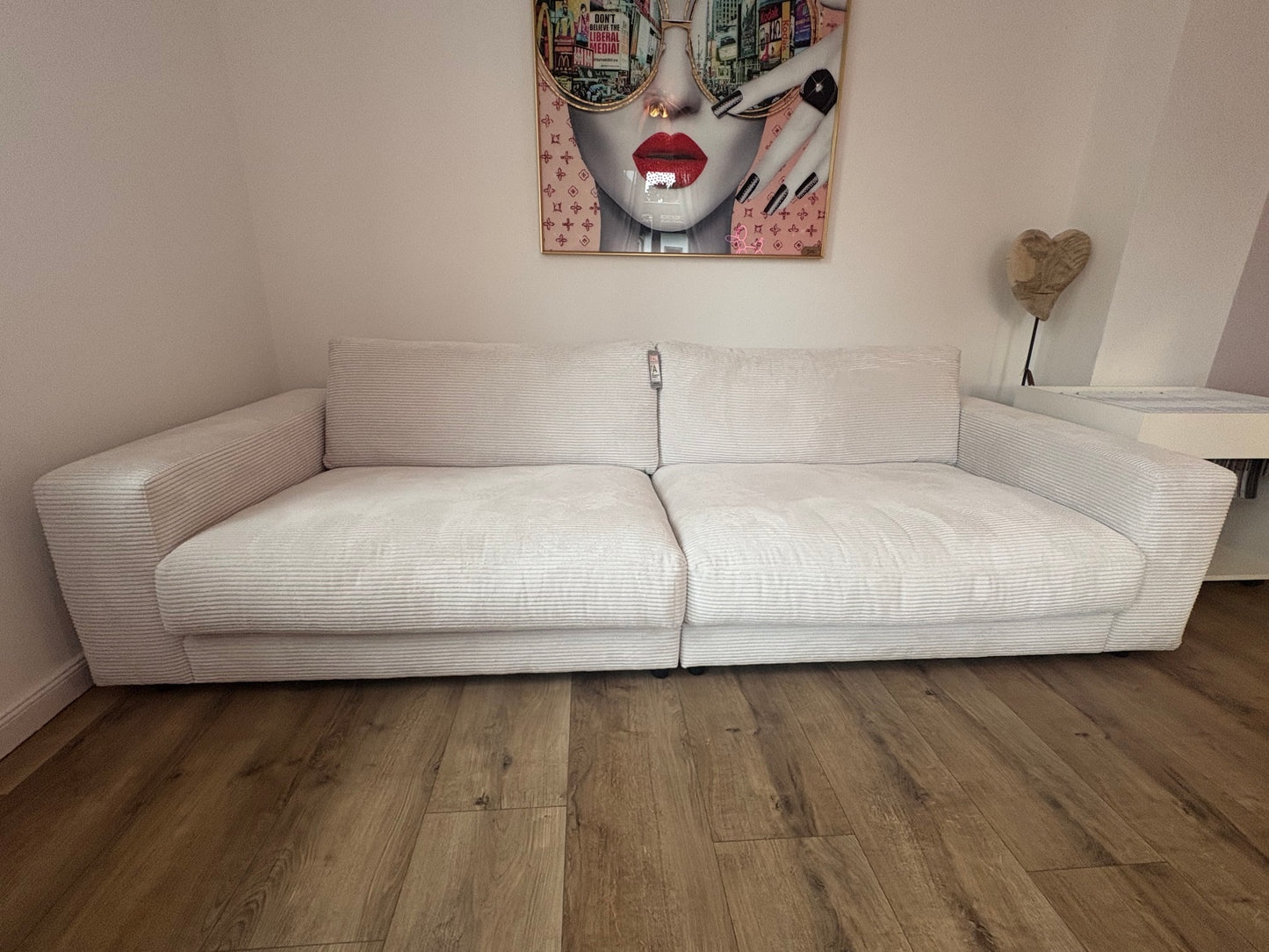 Sofa „Cozy“ in Cord Snow – 290 cm pure Gemütlichkeit! Mit weichen Polstern, extra Sitztiefe und großzügigem Lounge-Feeling wird es zum ultimativen Rückzugsort in deinem Wohnzimmer.