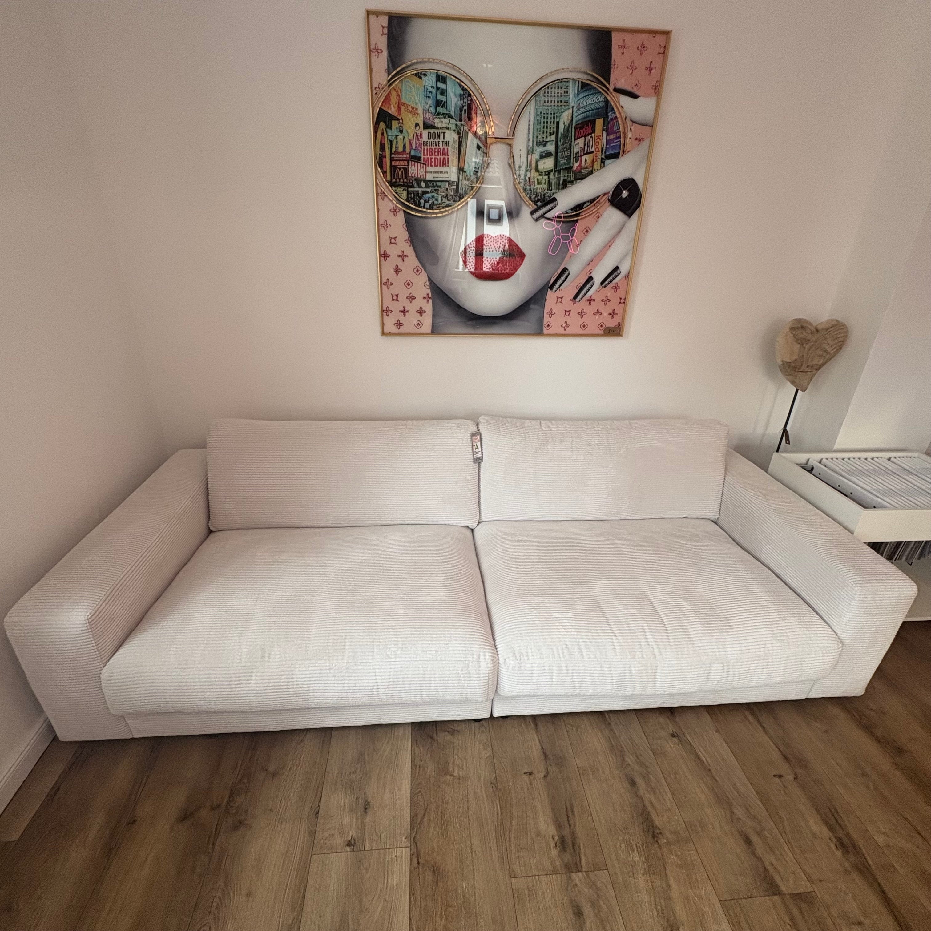 Sofa „Cozy“ in Cord Snow – 290 cm pure Gemütlichkeit! Mit weichen Polstern, extra Sitztiefe und großzügigem Lounge-Feeling wird es zum ultimativen Rückzugsort in deinem Wohnzimmer.