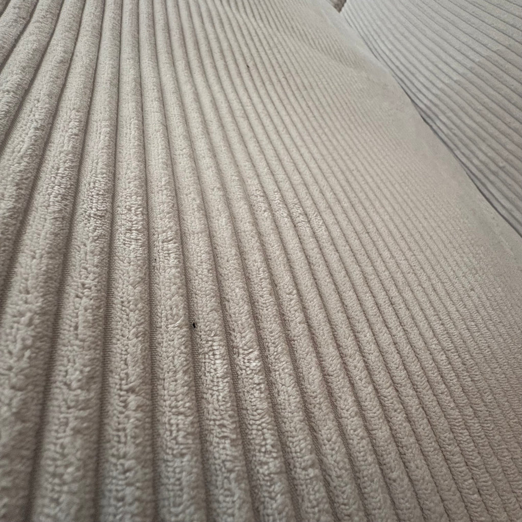 Sofa „Cozy“ in Cord Snow – 290 cm pure Gemütlichkeit! Mit weichen Polstern, extra Sitztiefe und großzügigem Lounge-Feeling wird es zum ultimativen Rückzugsort in deinem Wohnzimmer.