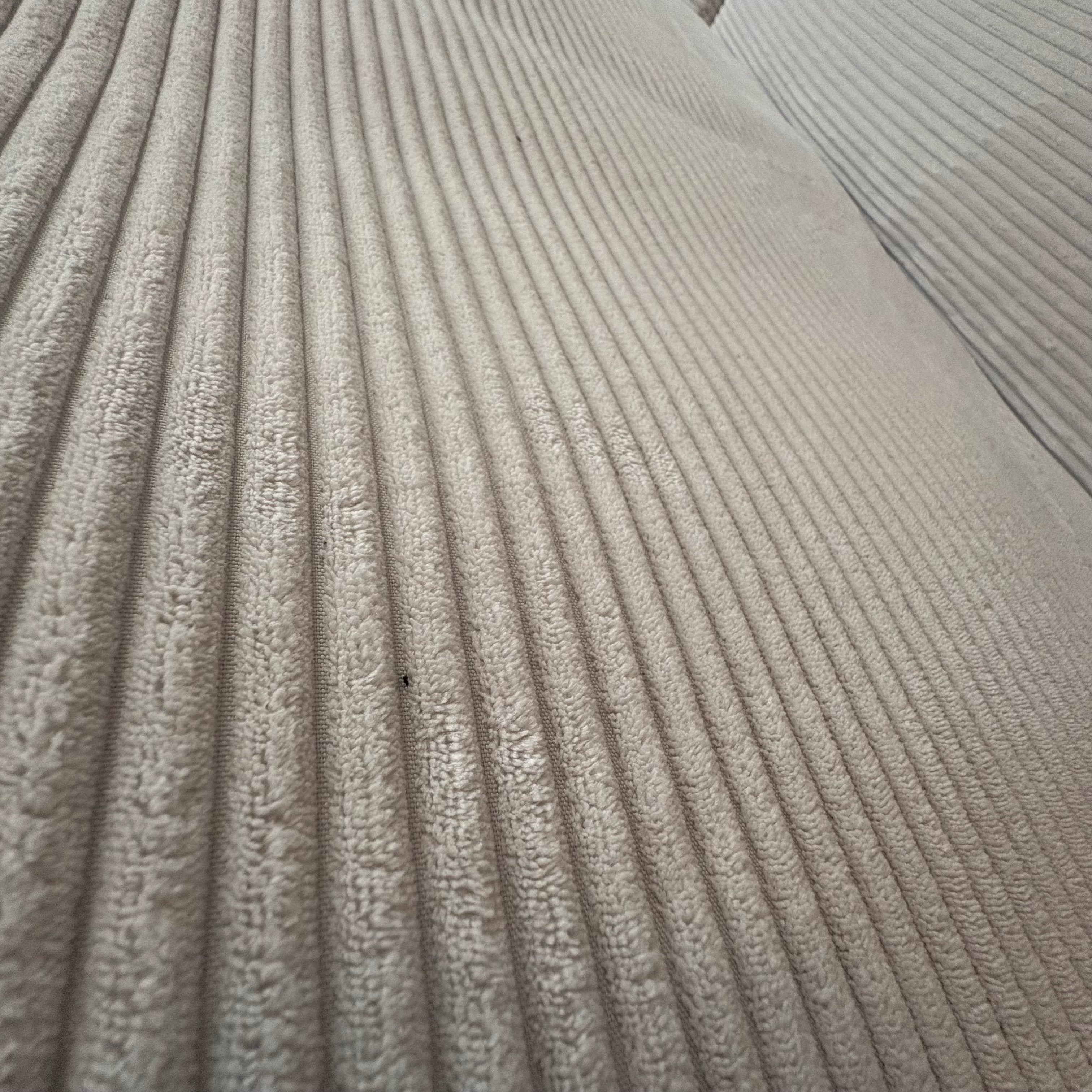 Sofa „Cozy“ in Cord Snow – 290 cm pure Gemütlichkeit! Mit weichen Polstern, extra Sitztiefe und großzügigem Lounge-Feeling wird es zum ultimativen Rückzugsort in deinem Wohnzimmer.