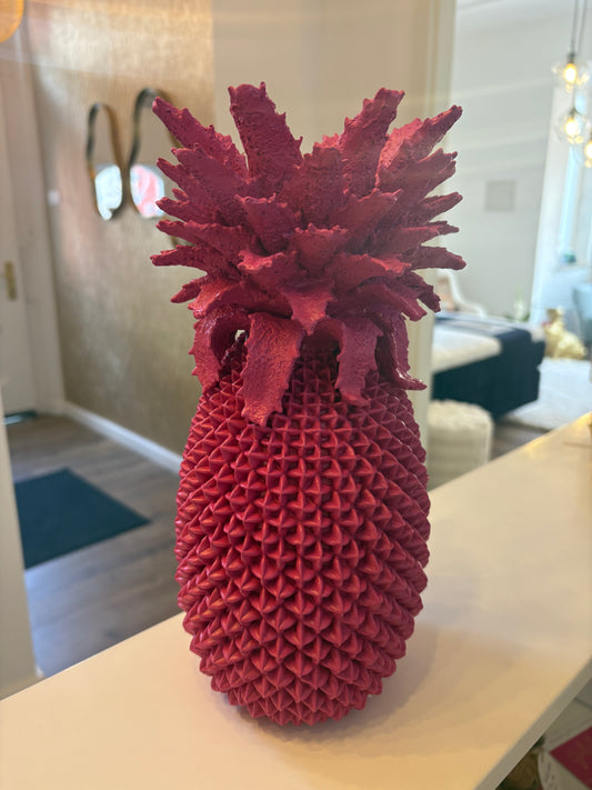 Vase „Pineapple Pop“ – tropisch, modern & fröhlich! In leuchtendem Rosa bringt sie Farbe und gute Laune in dein Zuhause – als Blumenvase oder stylisches Deko-Highlight.