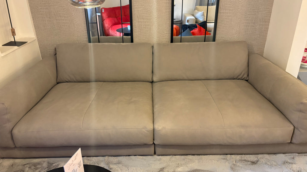 Ledersofa „Mr. Grey“ – luxuriös, soft & modern! Dieses Ausstellungsstück überzeugt mit legerer Polsterung, edlem Lederbezug und extra tiefer Lounge-Sitztiefe – für stilvolle Entspannung mit Charakter.