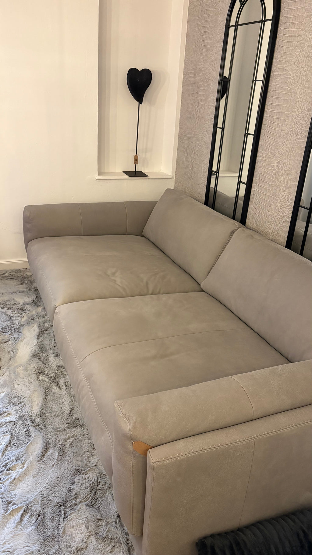 Ledersofa „Mr. Grey“ – luxuriös, soft & modern! Dieses Ausstellungsstück überzeugt mit legerer Polsterung, edlem Lederbezug und extra tiefer Lounge-Sitztiefe – für stilvolle Entspannung mit Charakter.