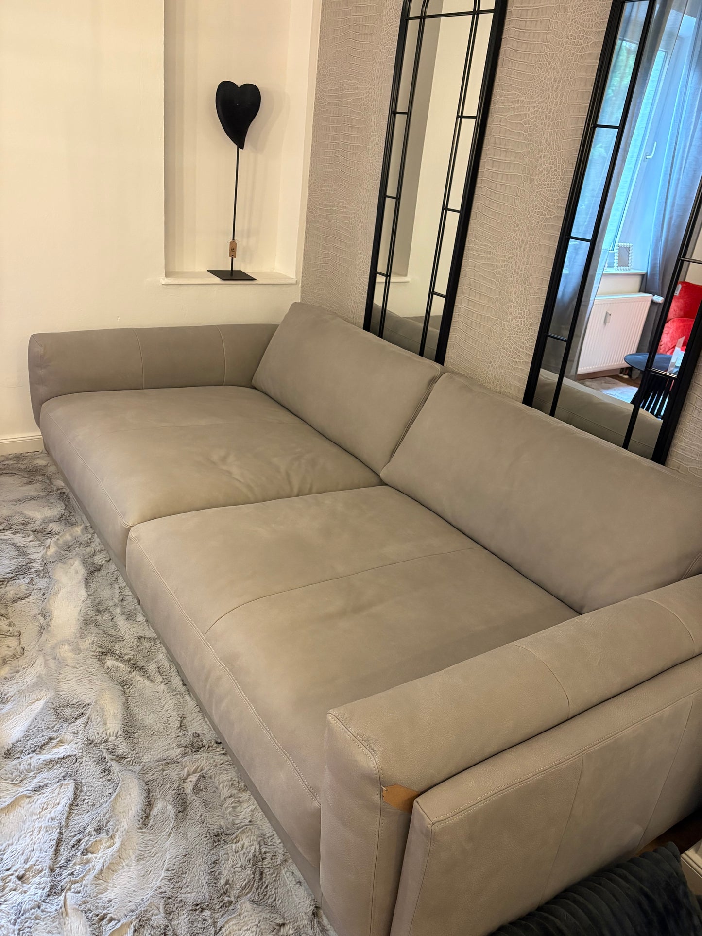 Ledersofa „Mr. Grey“ – luxuriös, soft & modern! Dieses Ausstellungsstück überzeugt mit legerer Polsterung, edlem Lederbezug und extra tiefer Lounge-Sitztiefe – für stilvolle Entspannung mit Charakter.