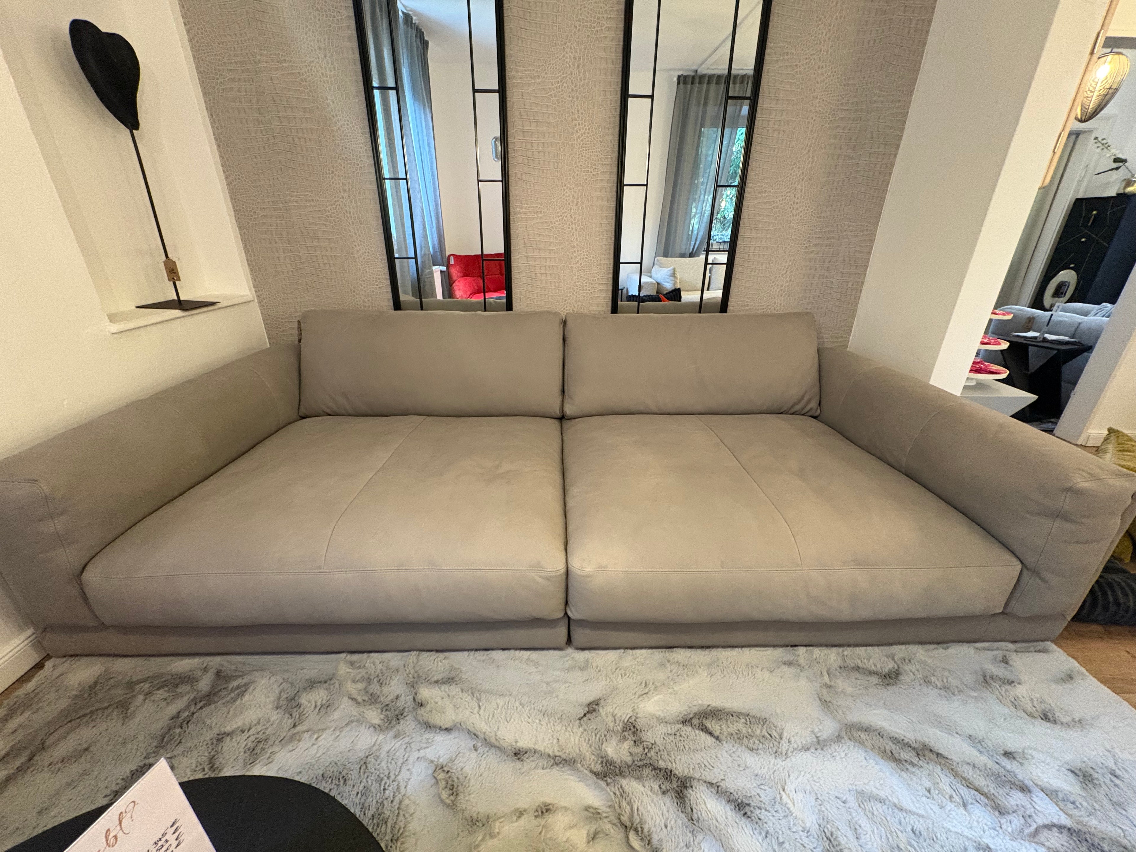 Ledersofa „Mr. Grey“ – luxuriös, soft & modern! Dieses Ausstellungsstück überzeugt mit legerer Polsterung, edlem Lederbezug und extra tiefer Lounge-Sitztiefe – für stilvolle Entspannung mit Charakter.