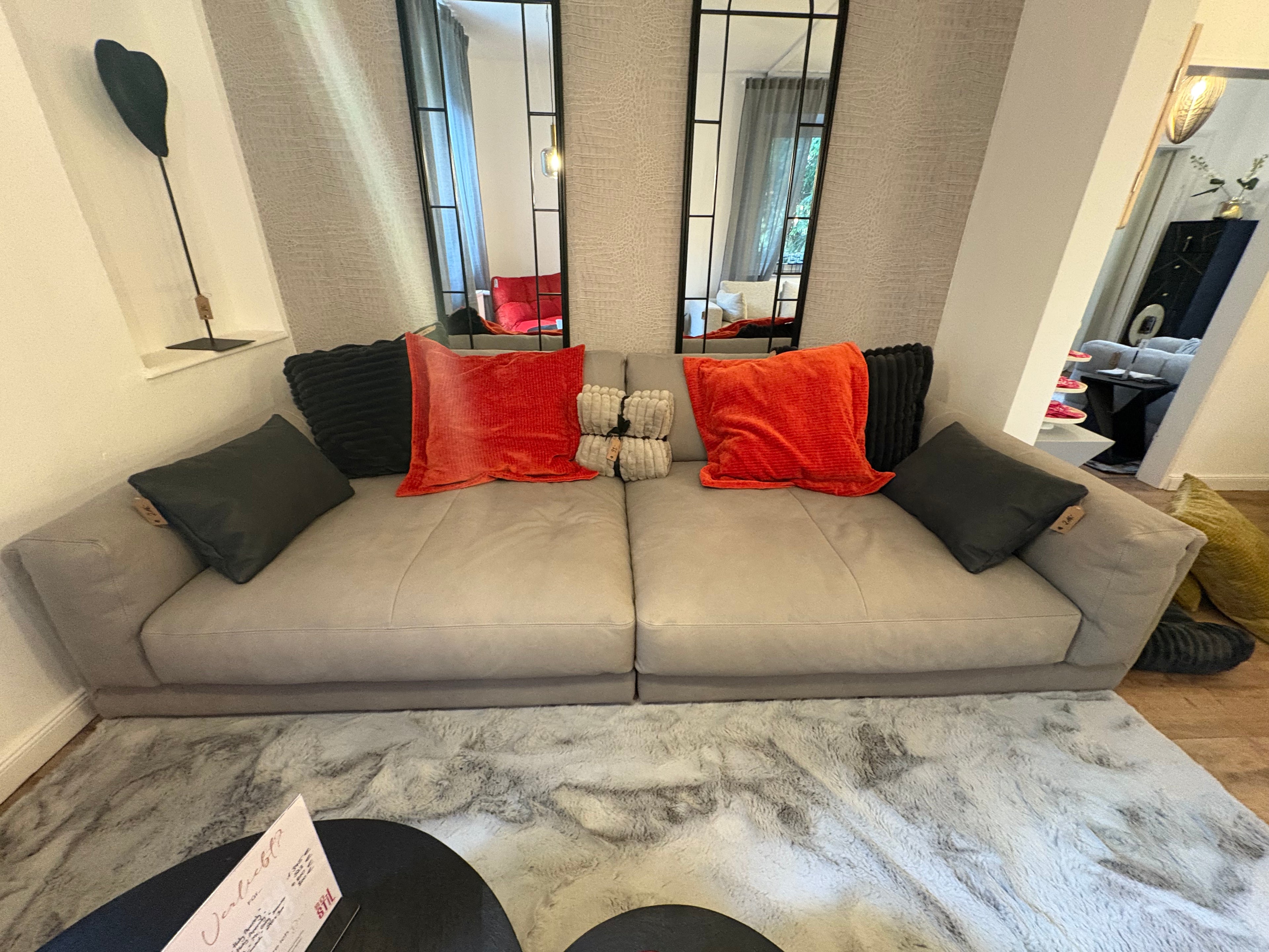 Ledersofa „Mr. Grey“ – luxuriös, soft & modern! Dieses Ausstellungsstück überzeugt mit legerer Polsterung, edlem Lederbezug und extra tiefer Lounge-Sitztiefe – für stilvolle Entspannung mit Charakter.