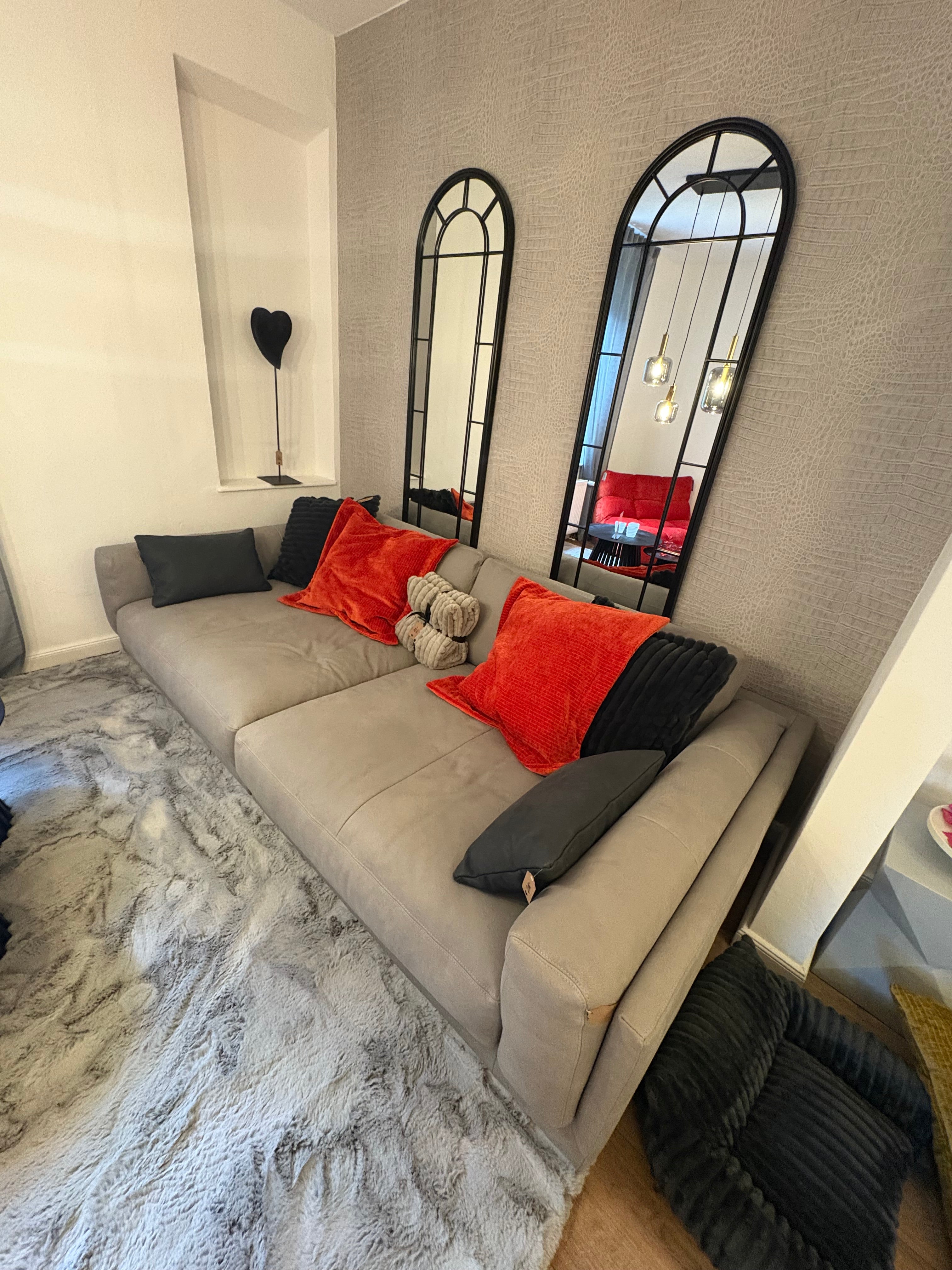 Ledersofa „Mr. Grey“ – luxuriös, soft & modern! Dieses Ausstellungsstück überzeugt mit legerer Polsterung, edlem Lederbezug und extra tiefer Lounge-Sitztiefe – für stilvolle Entspannung mit Charakter.