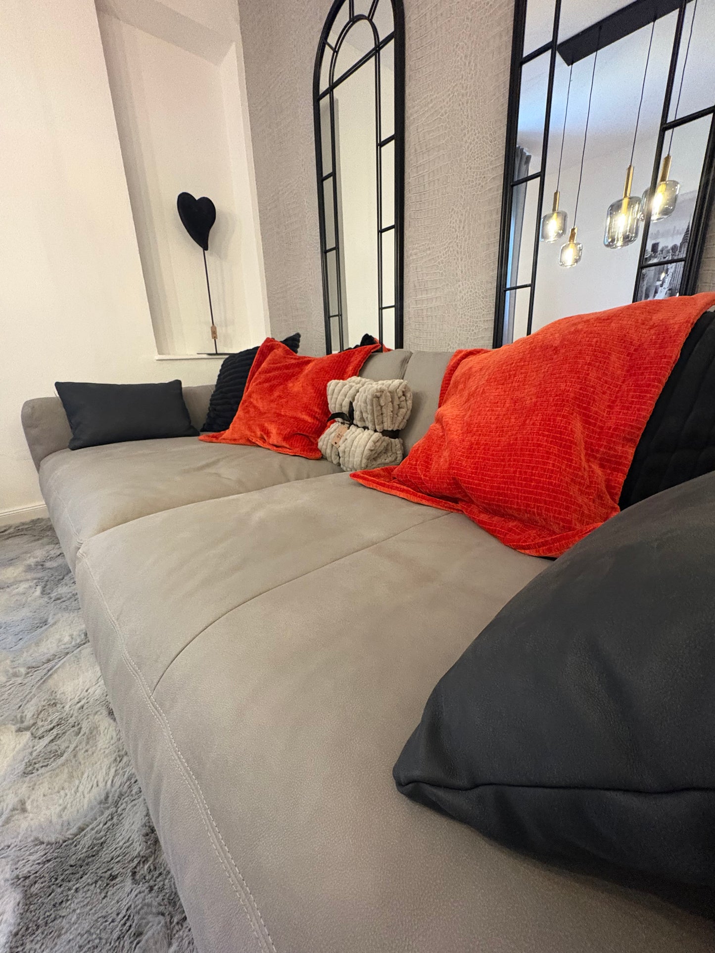 Ledersofa „Mr. Grey“ – luxuriös, soft & modern! Dieses Ausstellungsstück überzeugt mit legerer Polsterung, edlem Lederbezug und extra tiefer Lounge-Sitztiefe – für stilvolle Entspannung mit Charakter.