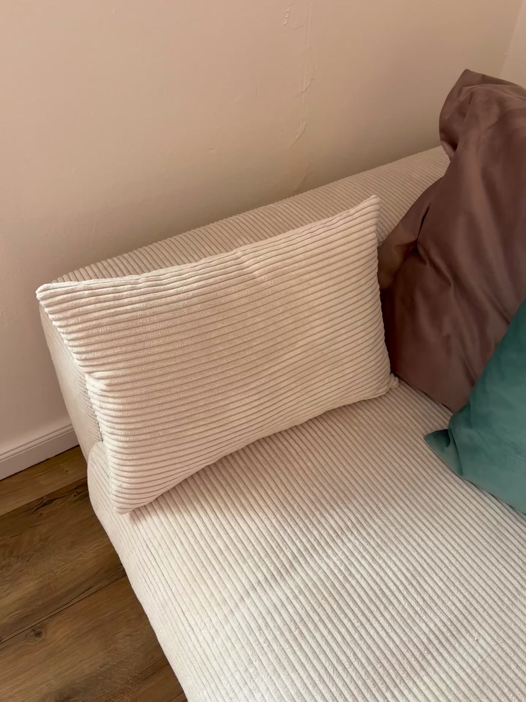 Sofa „Cozy“ in Cord Snow – 290 cm pure Gemütlichkeit! Mit weichen Polstern, extra Sitztiefe und großzügigem Lounge-Feeling wird es zum ultimativen Rückzugsort in deinem Wohnzimmer.