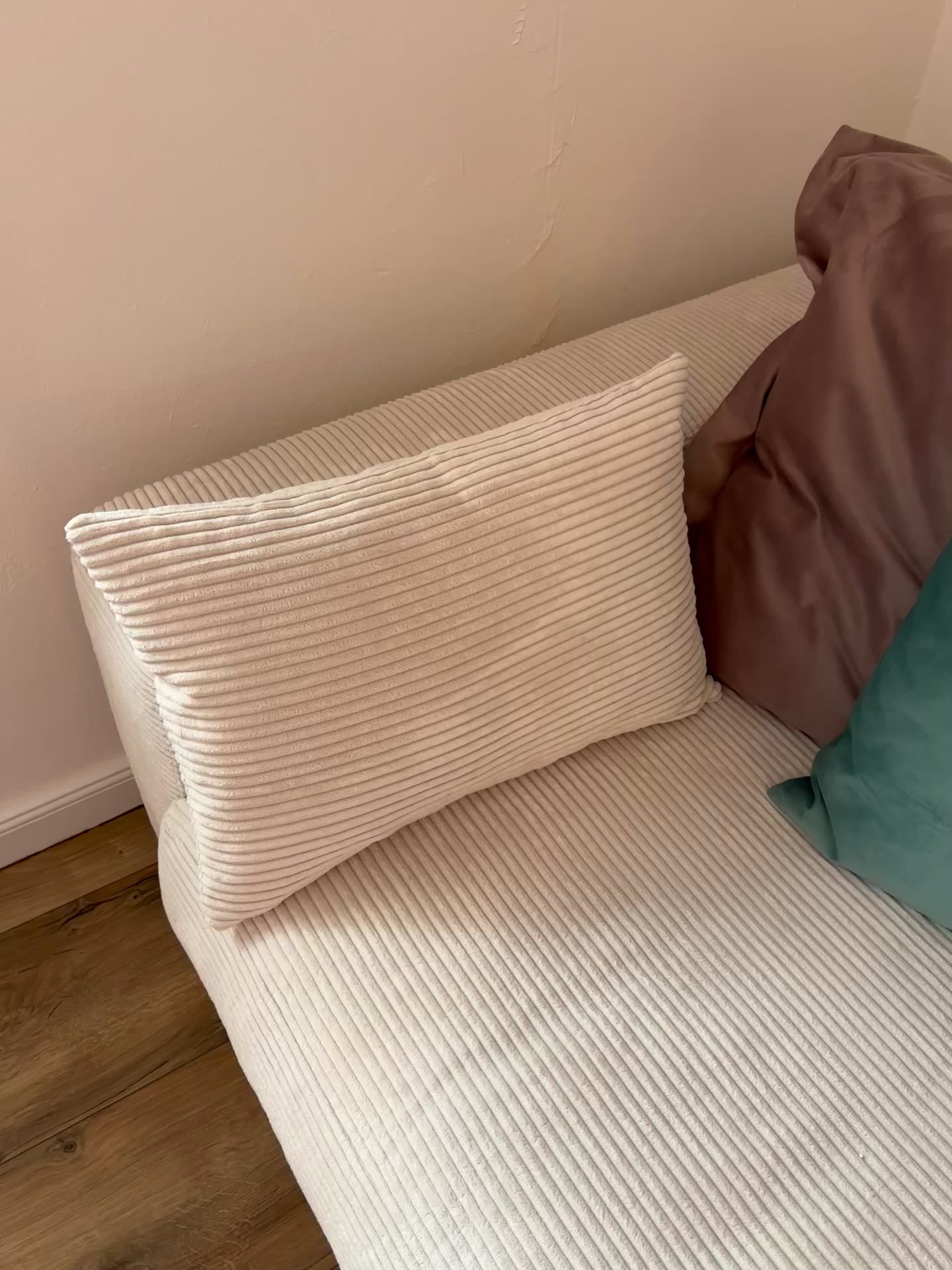 Sofa „Cozy“ in Cord Snow – 290 cm pure Gemütlichkeit! Mit weichen Polstern, extra Sitztiefe und großzügigem Lounge-Feeling wird es zum ultimativen Rückzugsort in deinem Wohnzimmer.